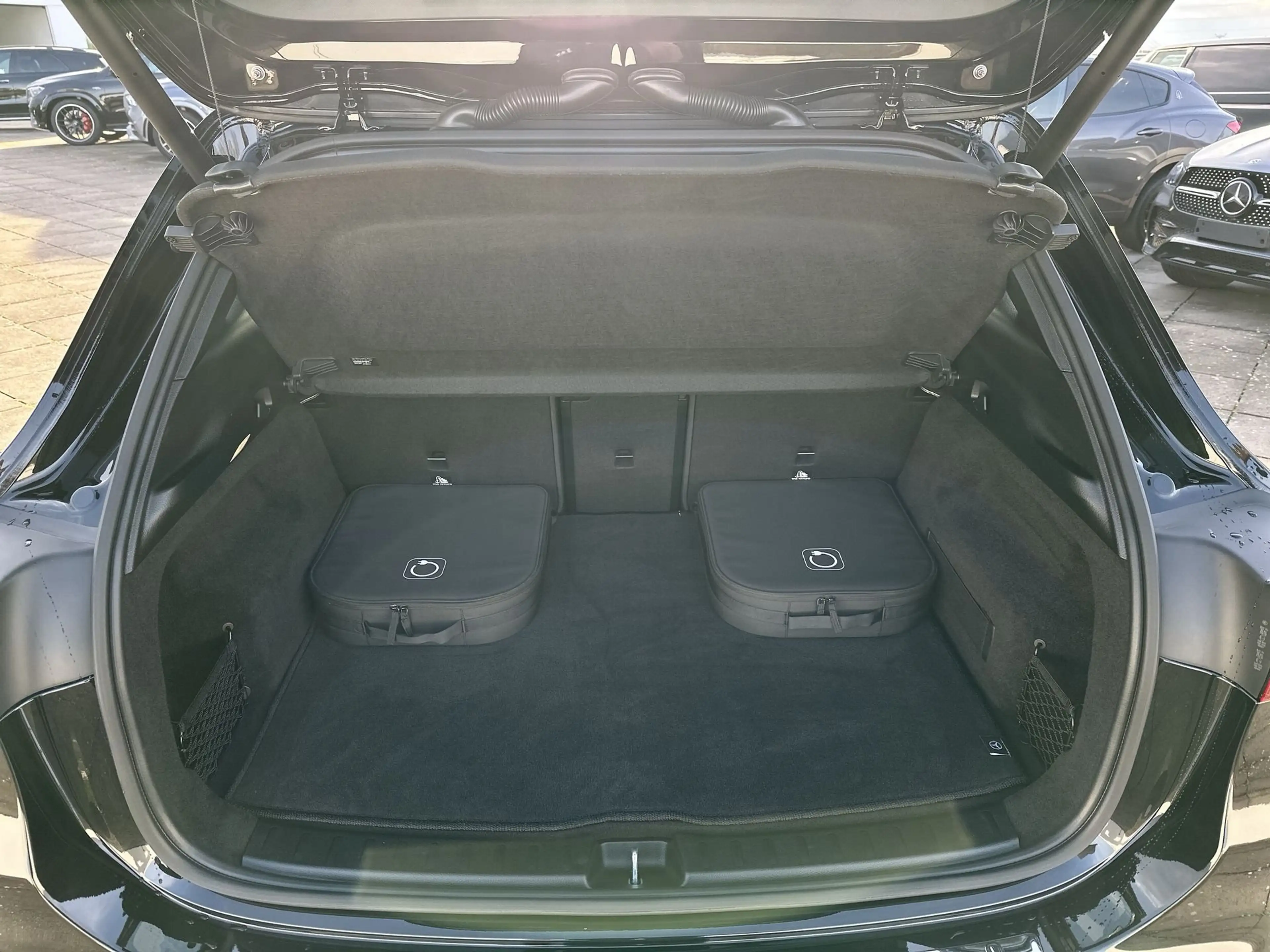 Mercedes-Benz EQA 300 4M LUX/WINTERPAK/DISTRONIC/19"/VERKEERSBORDASSIST — photo 11