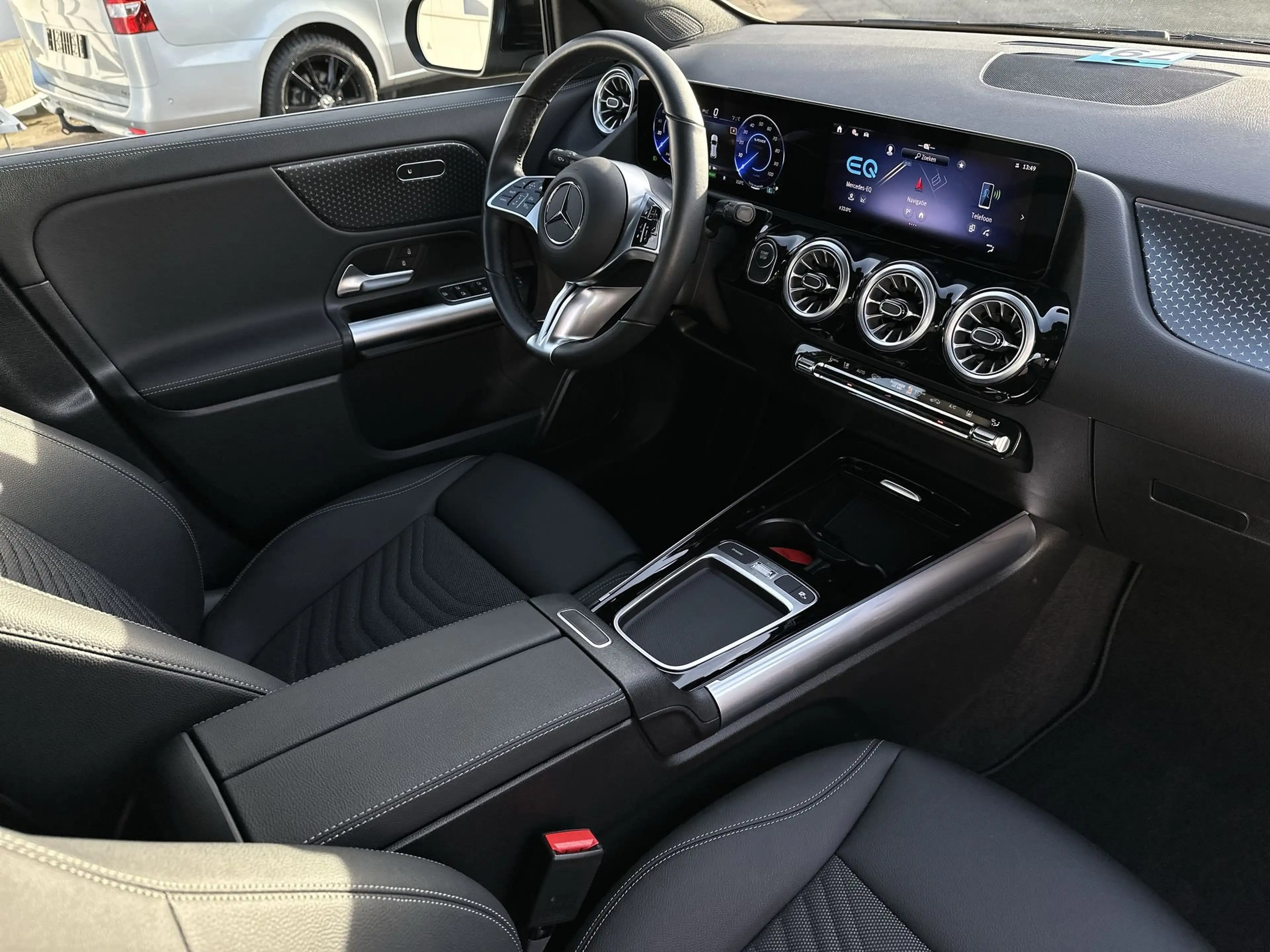 Mercedes-Benz EQA 300 4M LUX/WINTERPAK/DISTRONIC/19"/VERKEERSBORDASSIST — photo 13