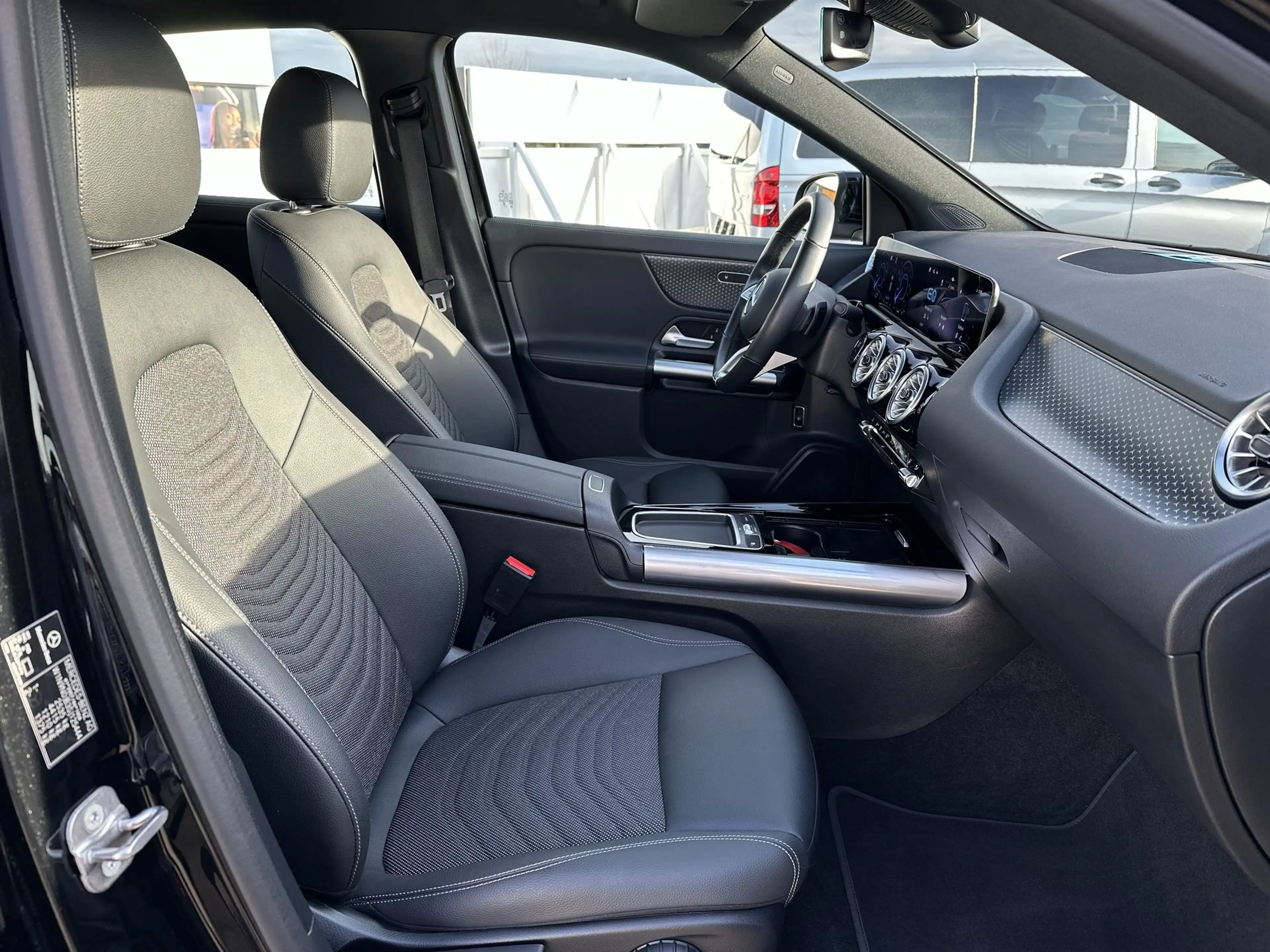 Mercedes-Benz EQA 300 4M LUX/WINTERPAK/DISTRONIC/19"/VERKEERSBORDASSIST — photo 14