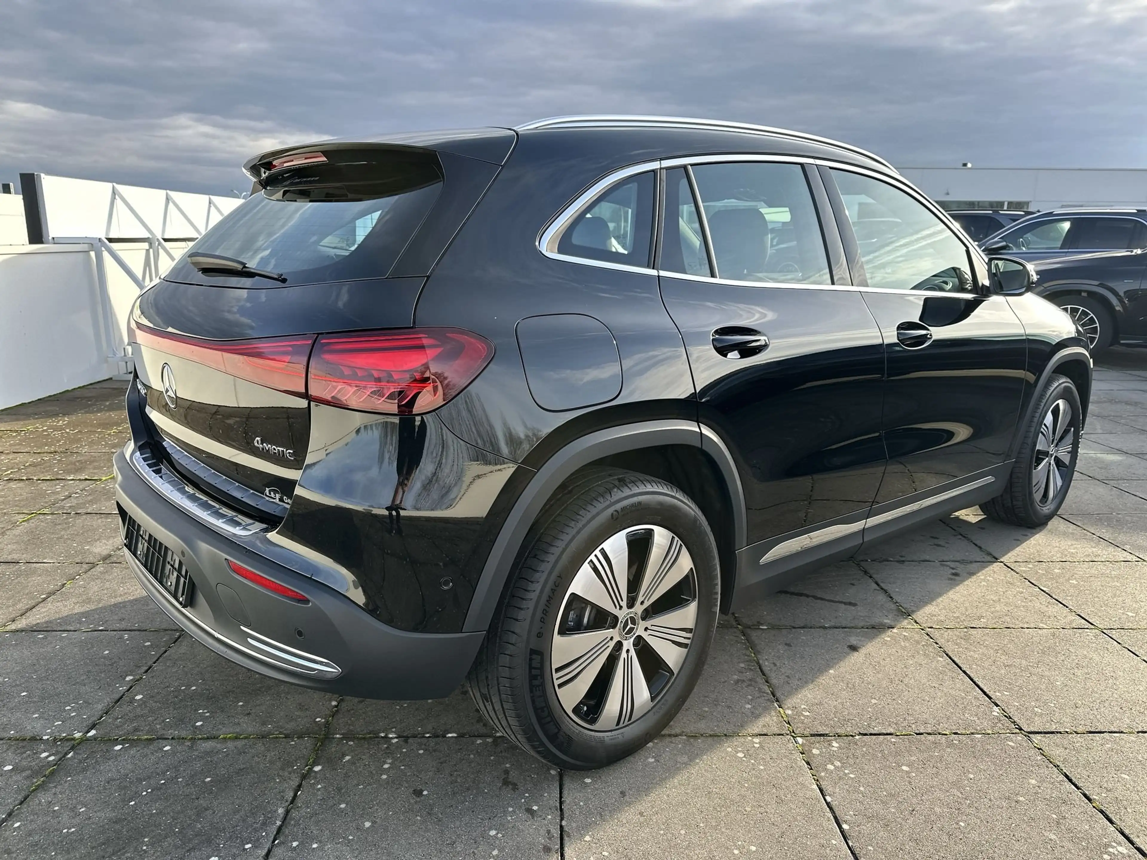 Mercedes-Benz EQA 300 4M LUX/WINTERPAK/DISTRONIC/19"/VERKEERSBORDASSIST — photo 3