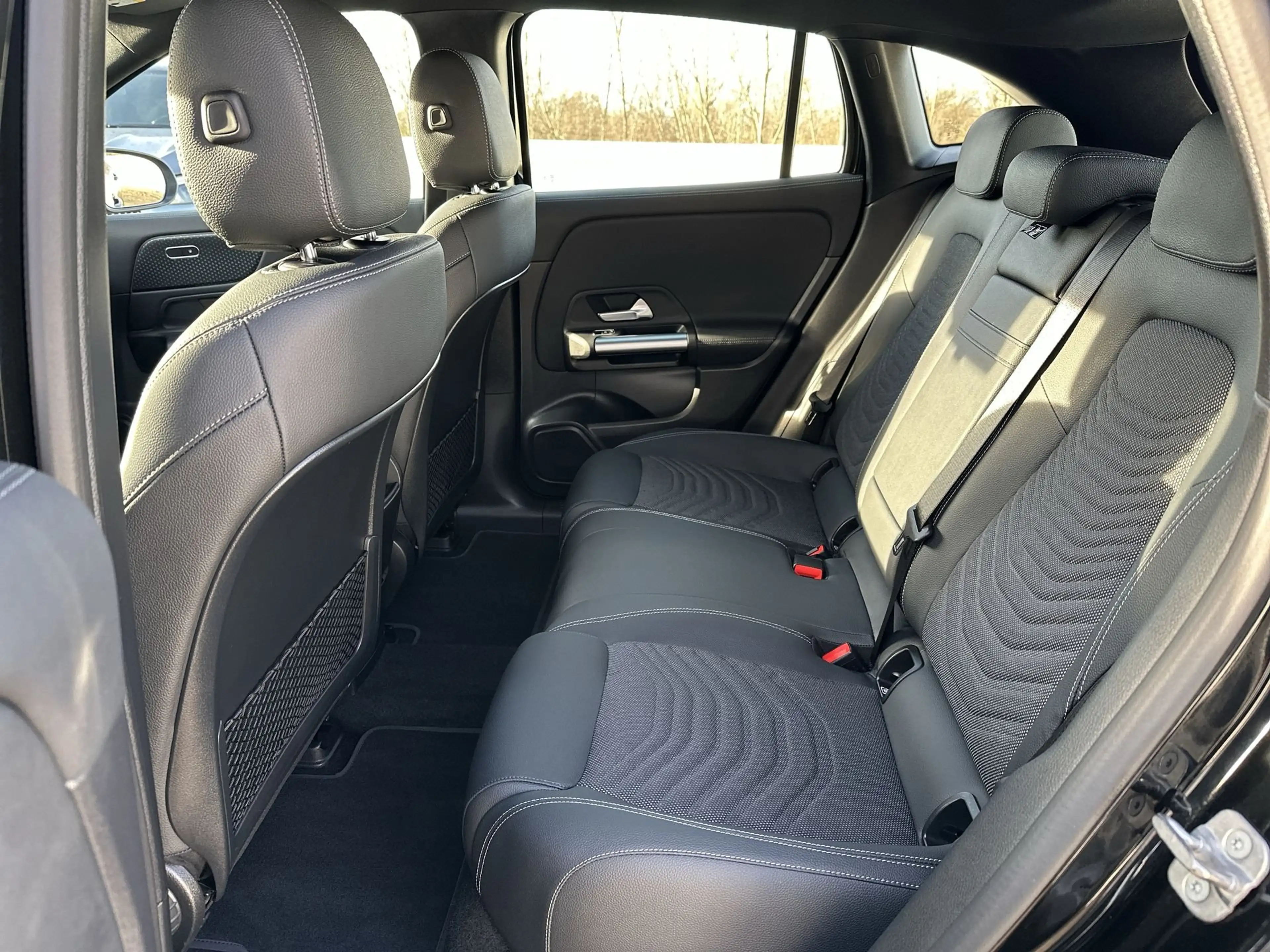 Mercedes-Benz EQA 300 4M LUX/WINTERPAK/DISTRONIC/19"/VERKEERSBORDASSIST — photo 9