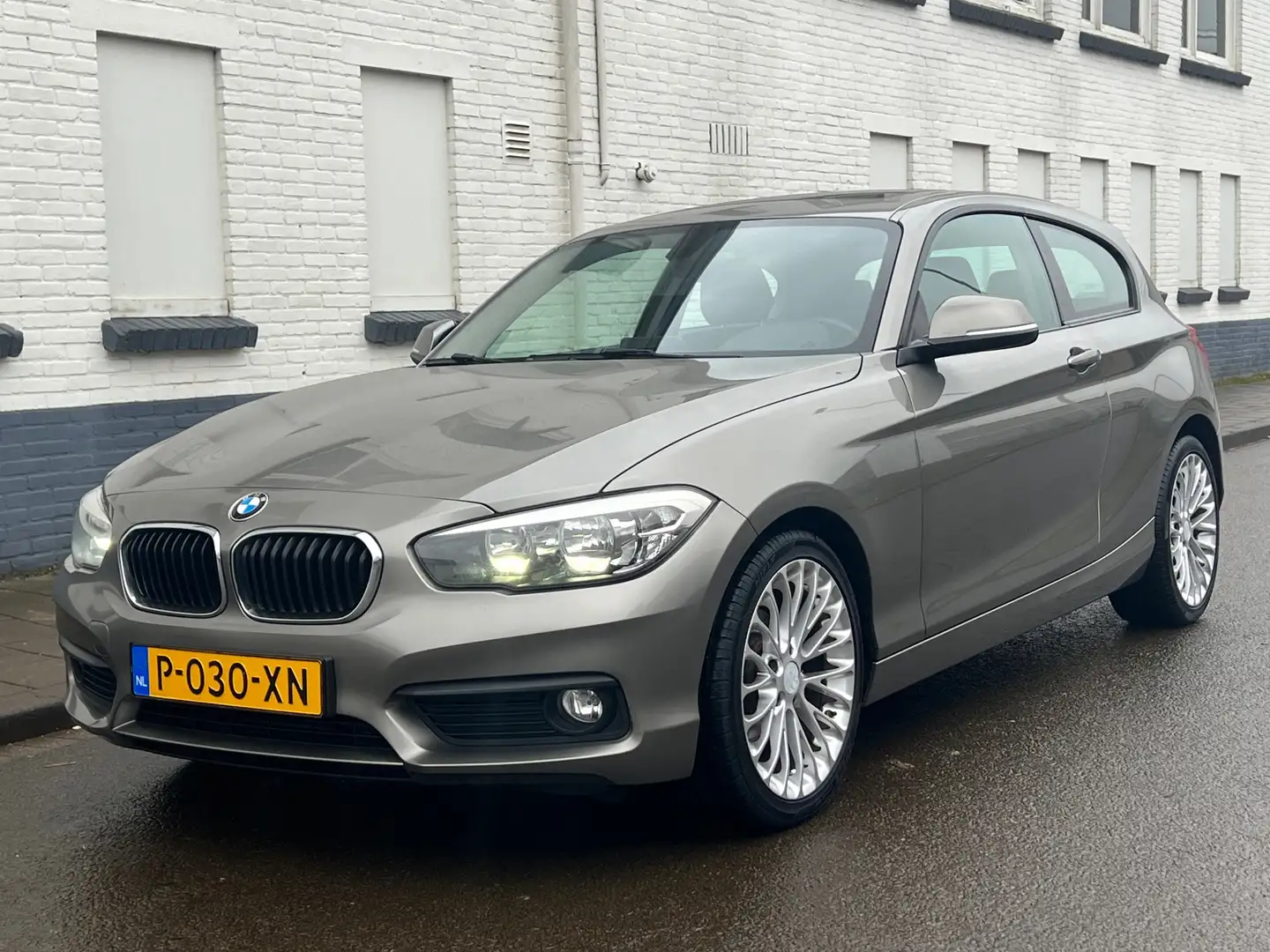 BMW 116 1-serie 116i Essential|3drs|18"|PDC|Navi|Cruise|Bl Gris - 2