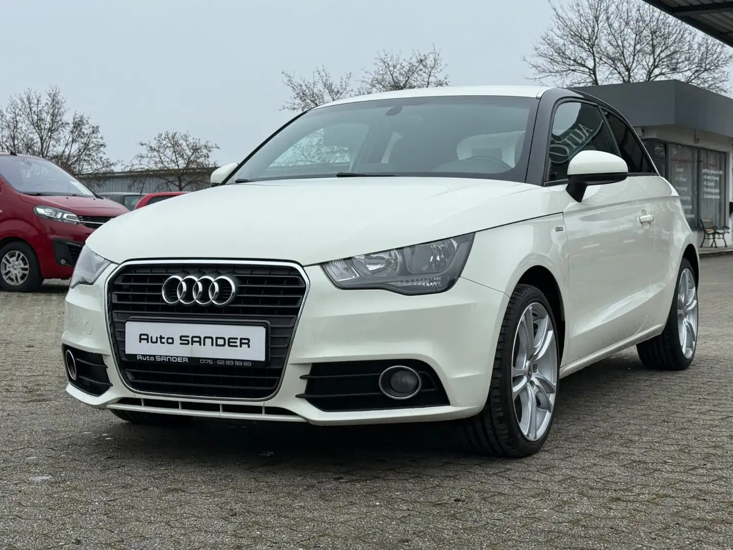 Audi A1 S line Sportpaket Leder Navi 8Fach Weiß - 1