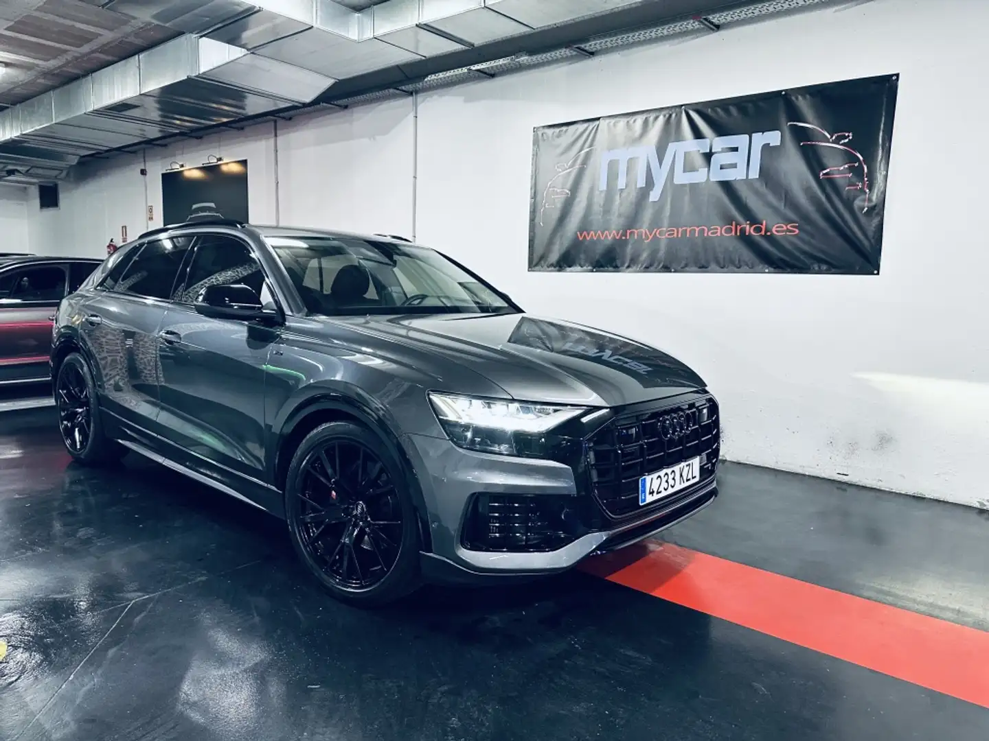 Audi Q8 55 TFSI Black line quattro tiptronic Grijs - 1
