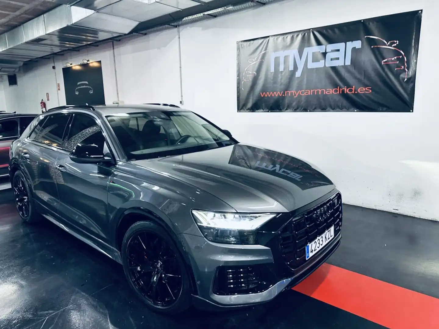 Audi Q8 55 TFSI Black line quattro tiptronic Grijs - 2