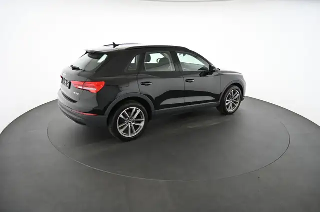 Audi Q3 view 4
