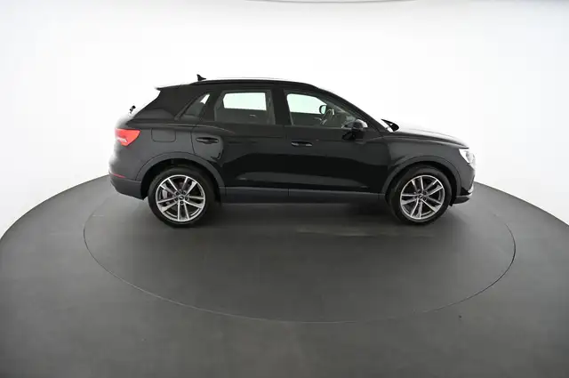Audi Q3 view 6