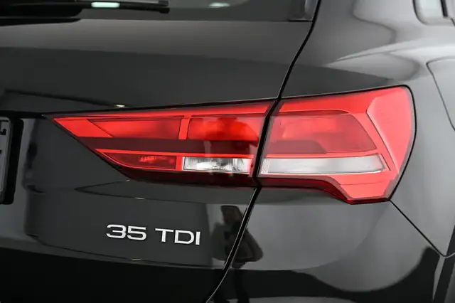 Audi Q3 view 14