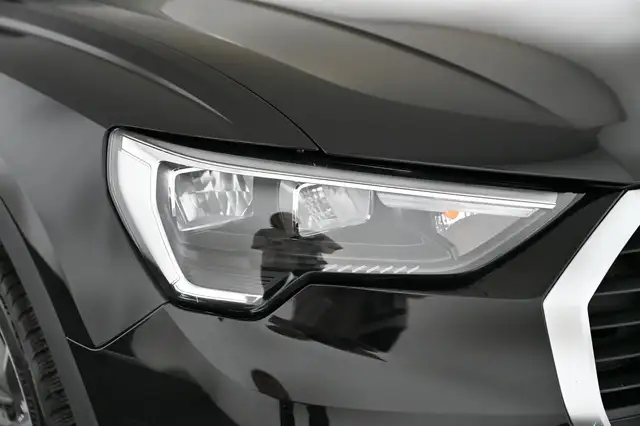 Audi Q3 view 15