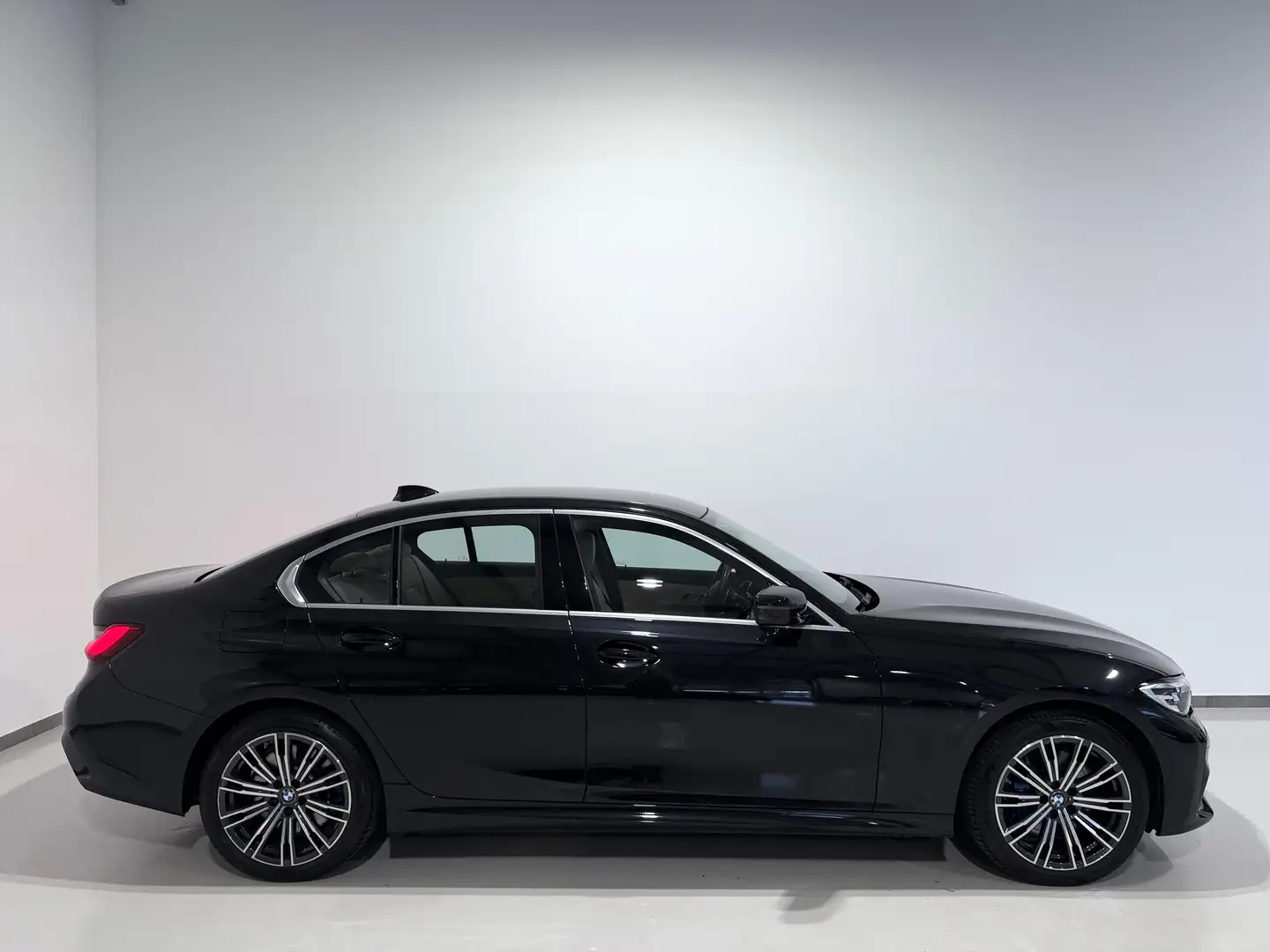 BMW 330 e xDrive Aut/M-Sport/CockpitPRO/HEAD-UP/AHK/KEYLES Schwarz - 2