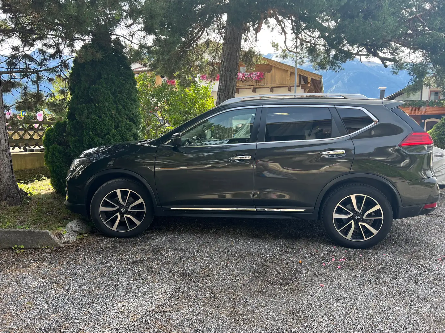 Nissan X-Trail X-TRAIL 2,0dCi Tekna ALL-MODE 4x4iTekna Grün - 1