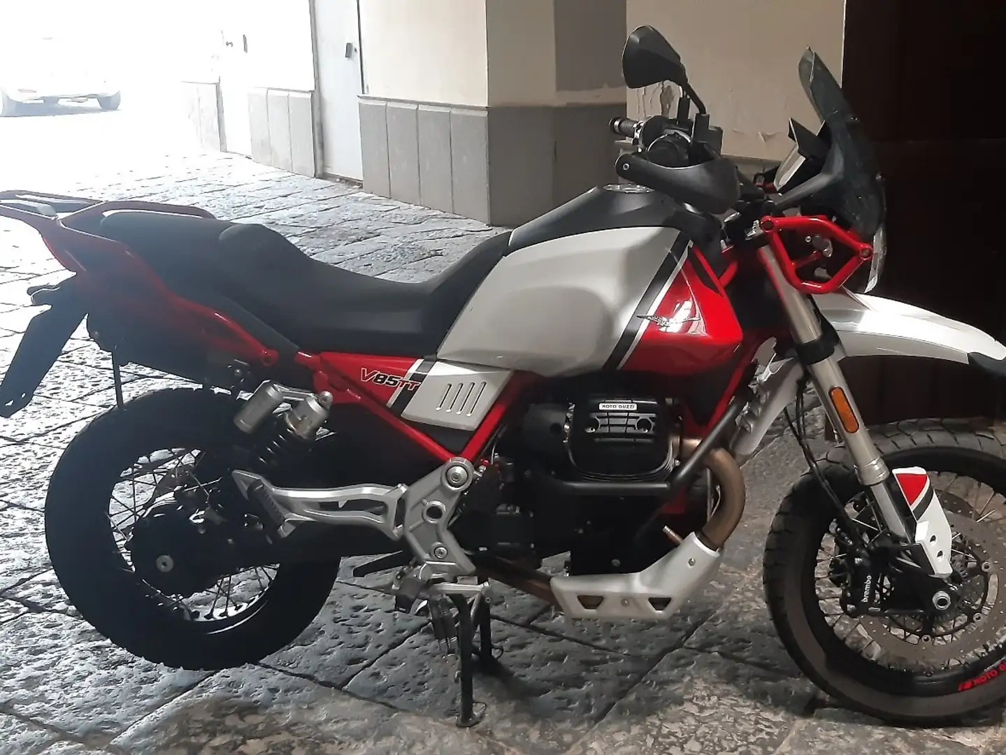 Moto Guzzi V 85 Rojo - 2
