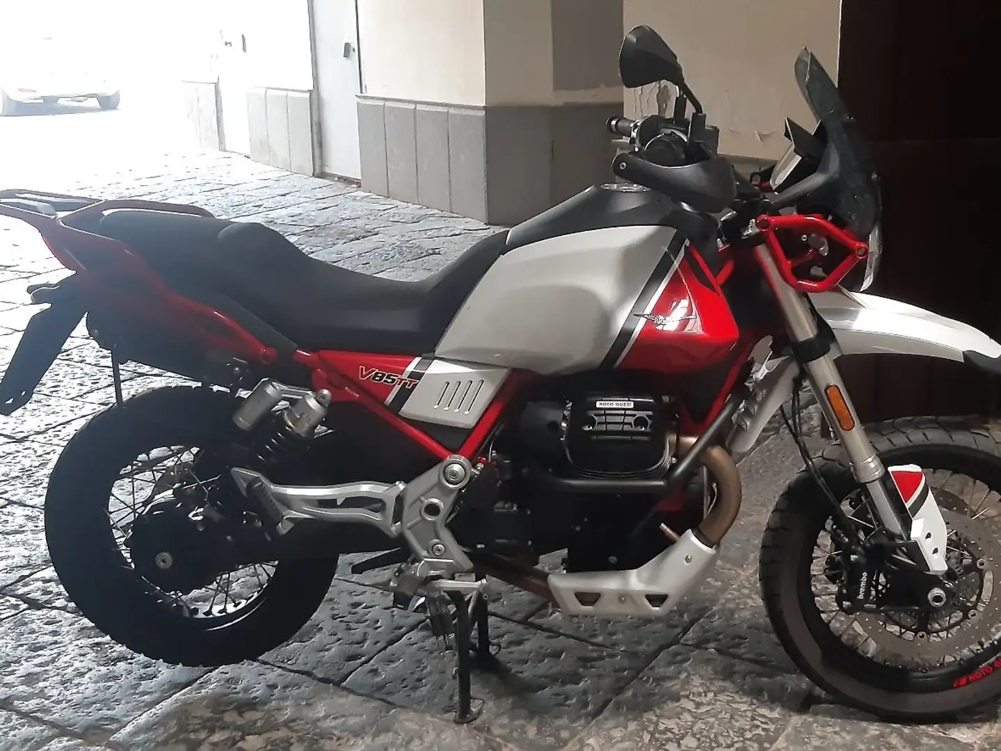 Moto Guzzi V 85 Kırmızı - 2