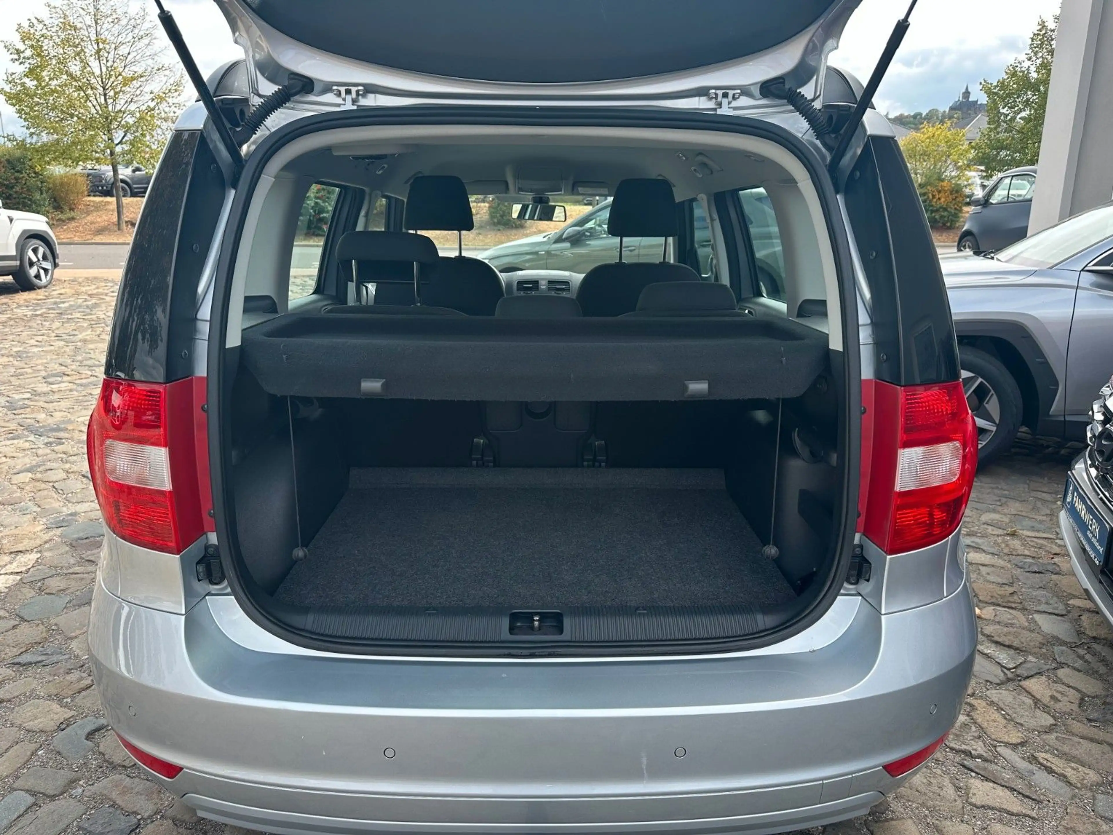 Skoda Yeti 2.0 TDI 4x4 Ambition AHK, Allwetterreifen — photo 13