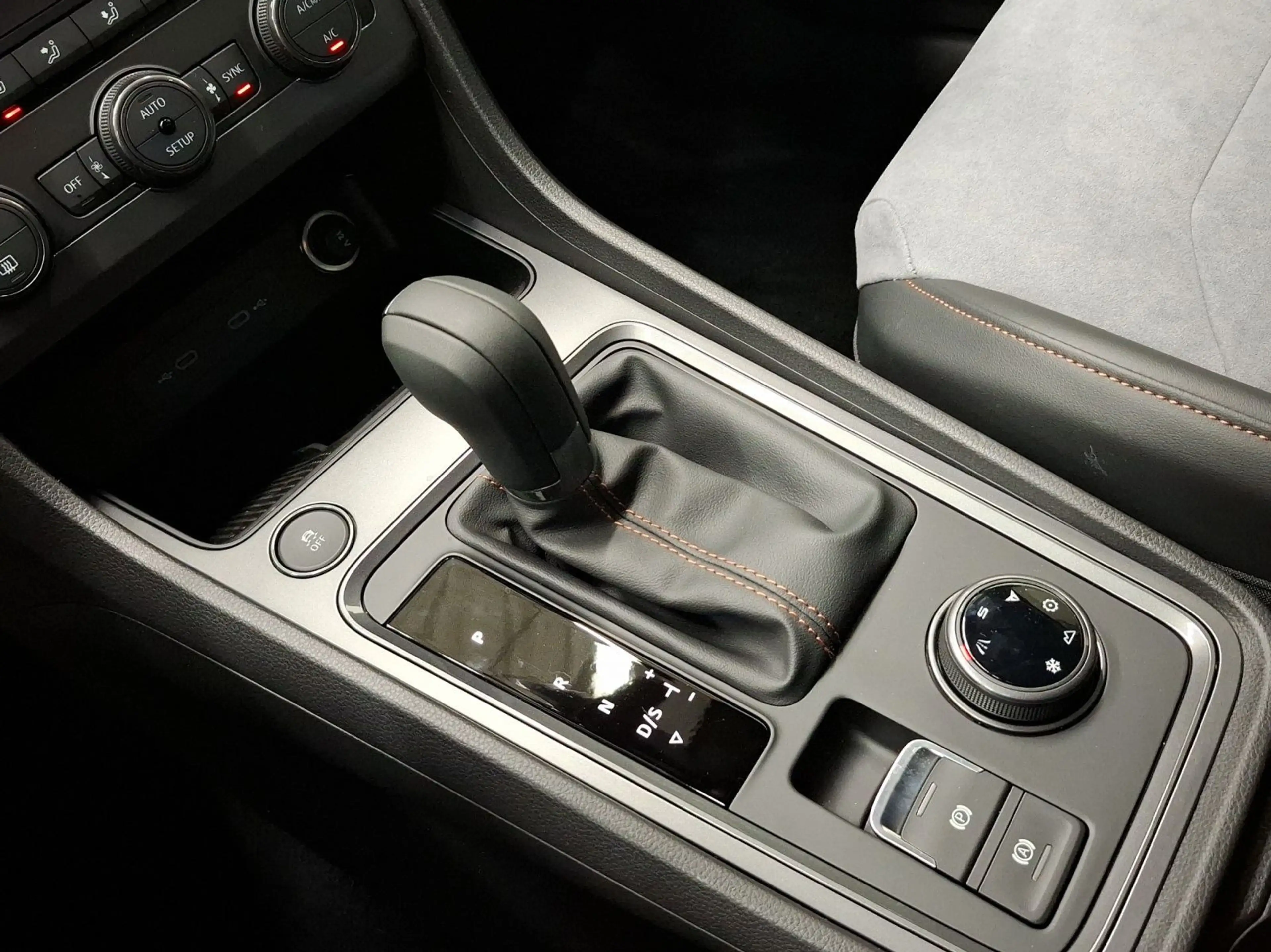 CUPRA Ateca 2.0 TSI DSG VZ 4DRIVE AREA VIEW NAVI SITZH — photo 11