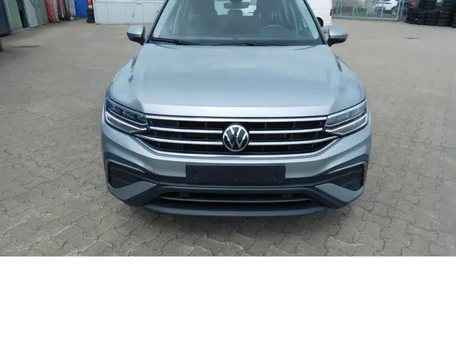 Volkswagen Tiguan Allspace view 4
