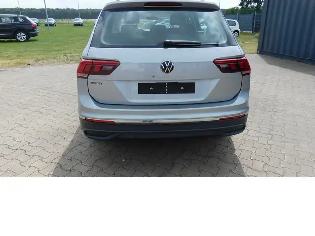 Volkswagen Tiguan Allspace view 2