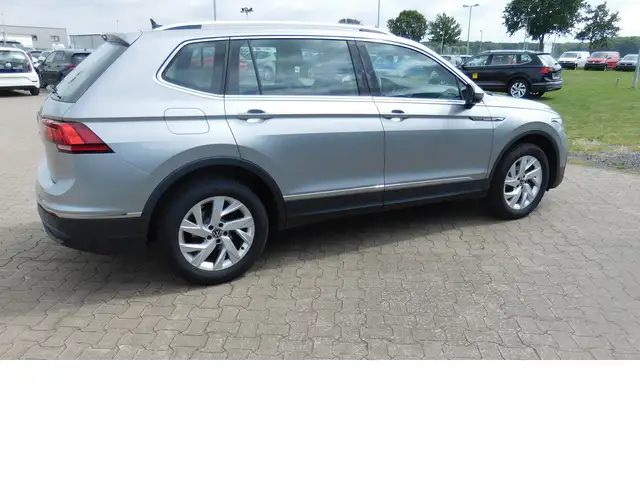 Volkswagen Tiguan Allspace view 3
