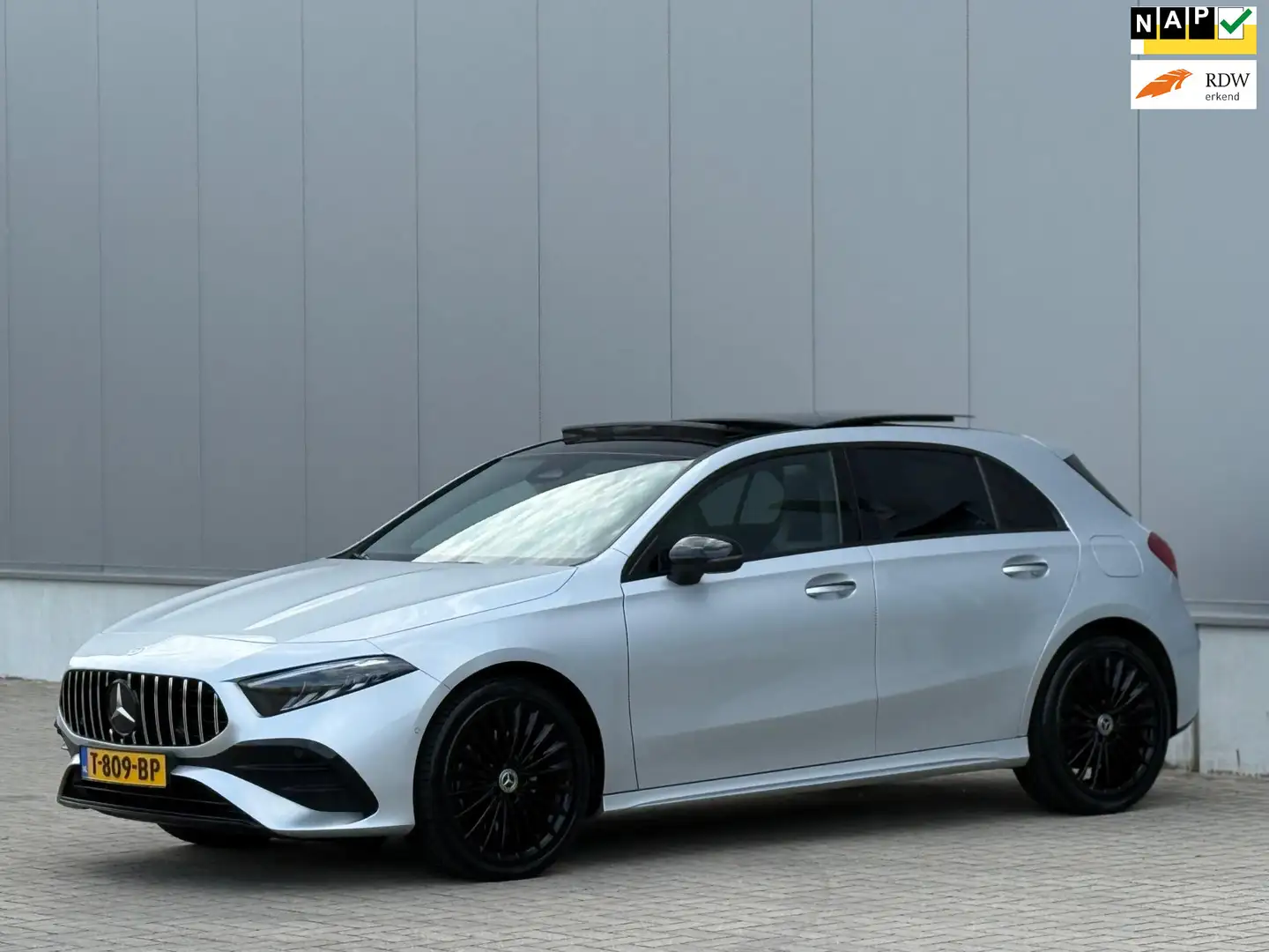 Mercedes-Benz A 250 e AMG Line PANO NAP BTW Gris - 1