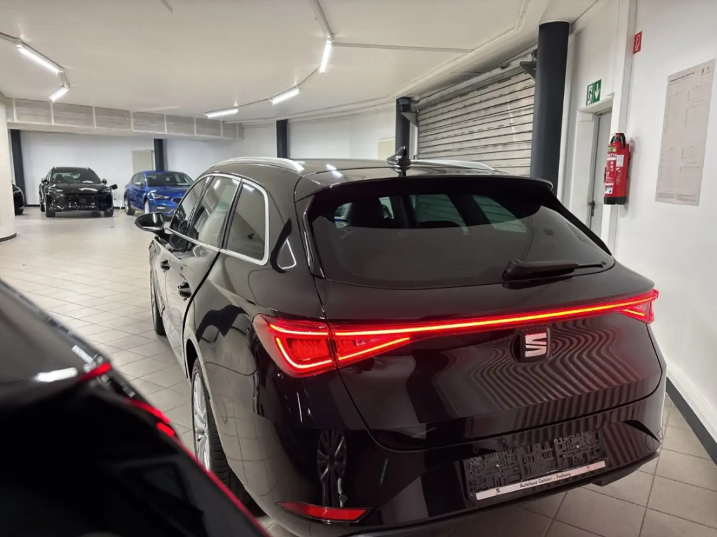 SEAT Leon Sportstourer Xcellence 2,0 TDI Navi Digitales Cock Schwarz - 2