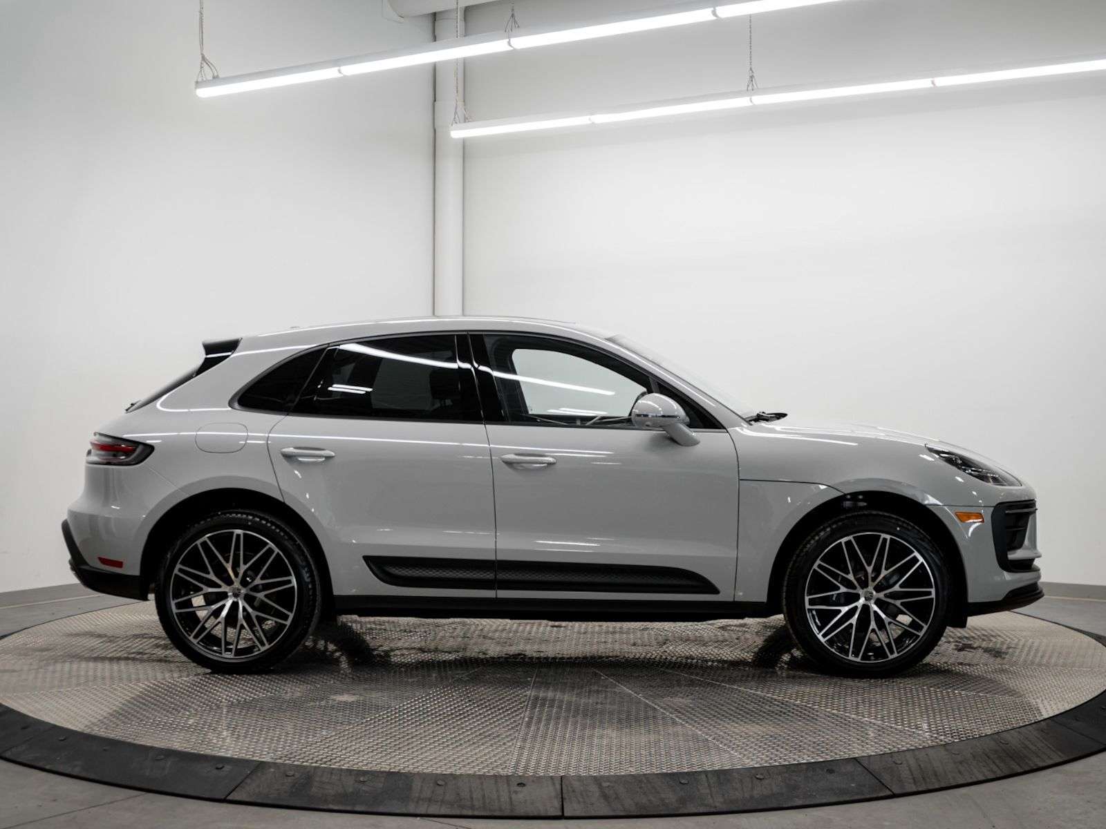 2026 Porsche Macan thumb 7