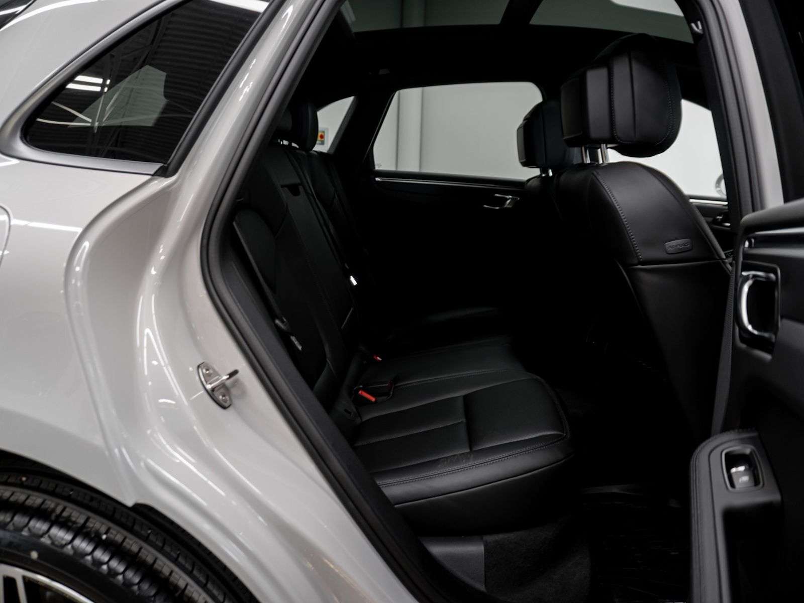 2026 Porsche Macan thumb 19