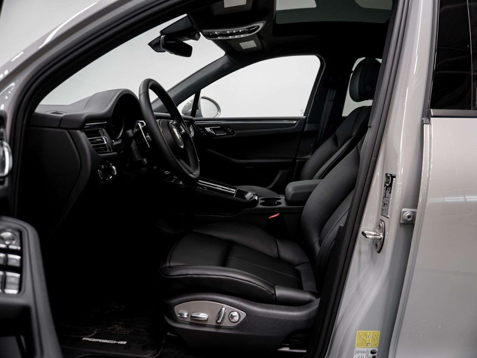 2026 Porsche Macan thumb 30