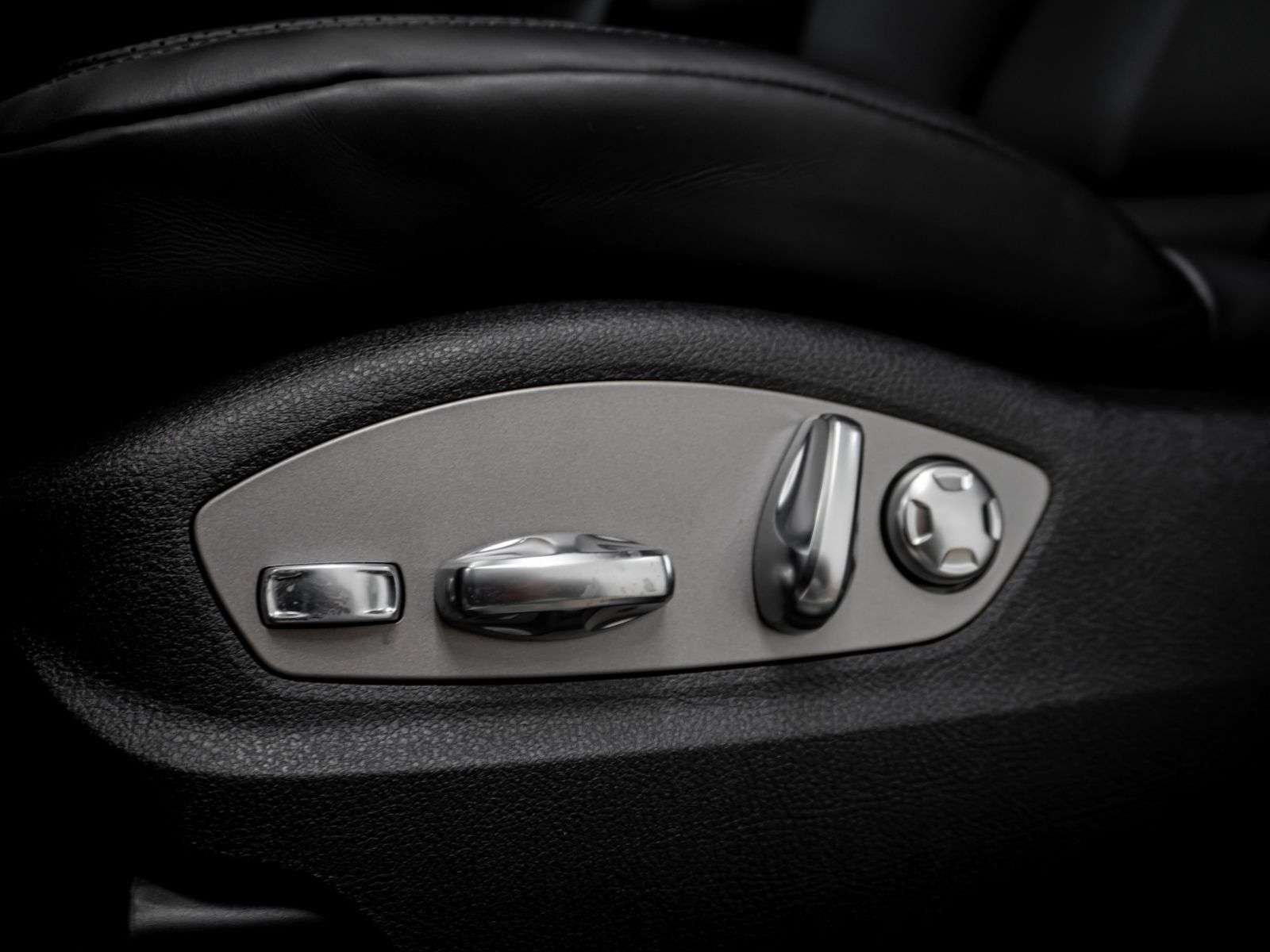 2026 Porsche Macan thumb 27