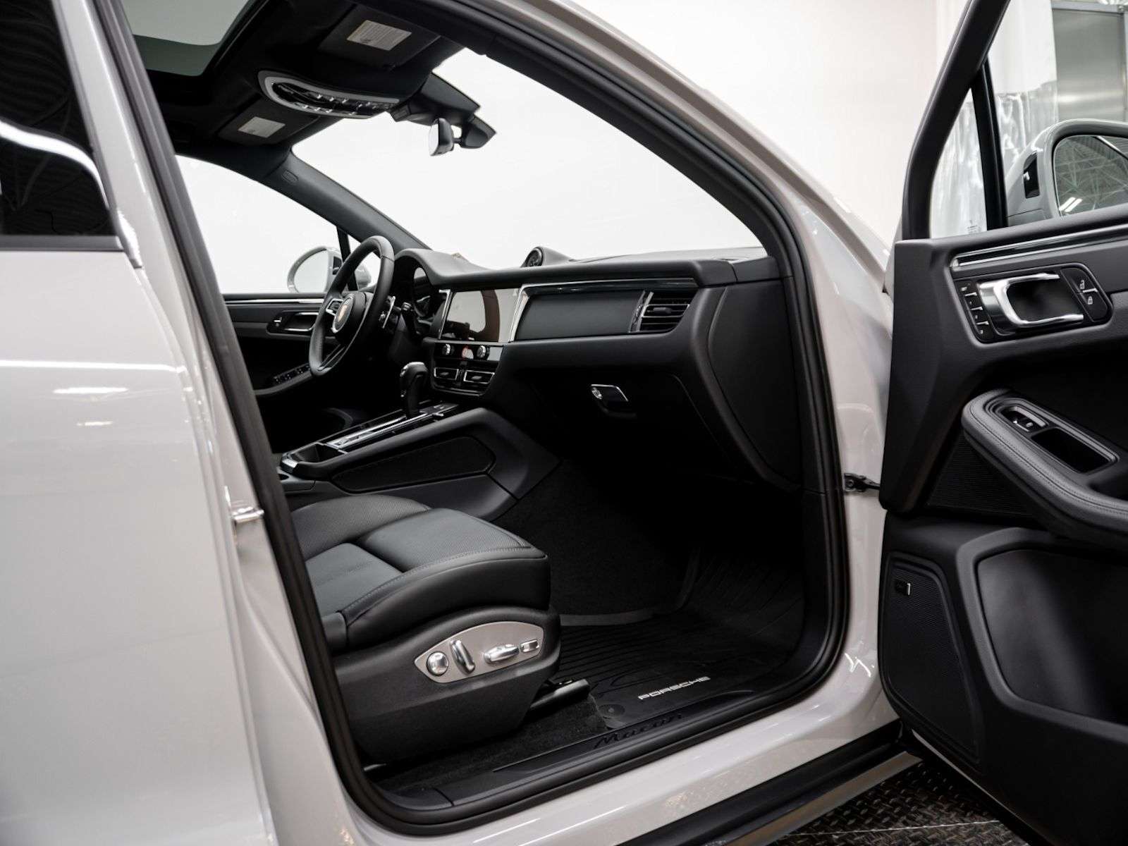 2026 Porsche Macan thumb 23