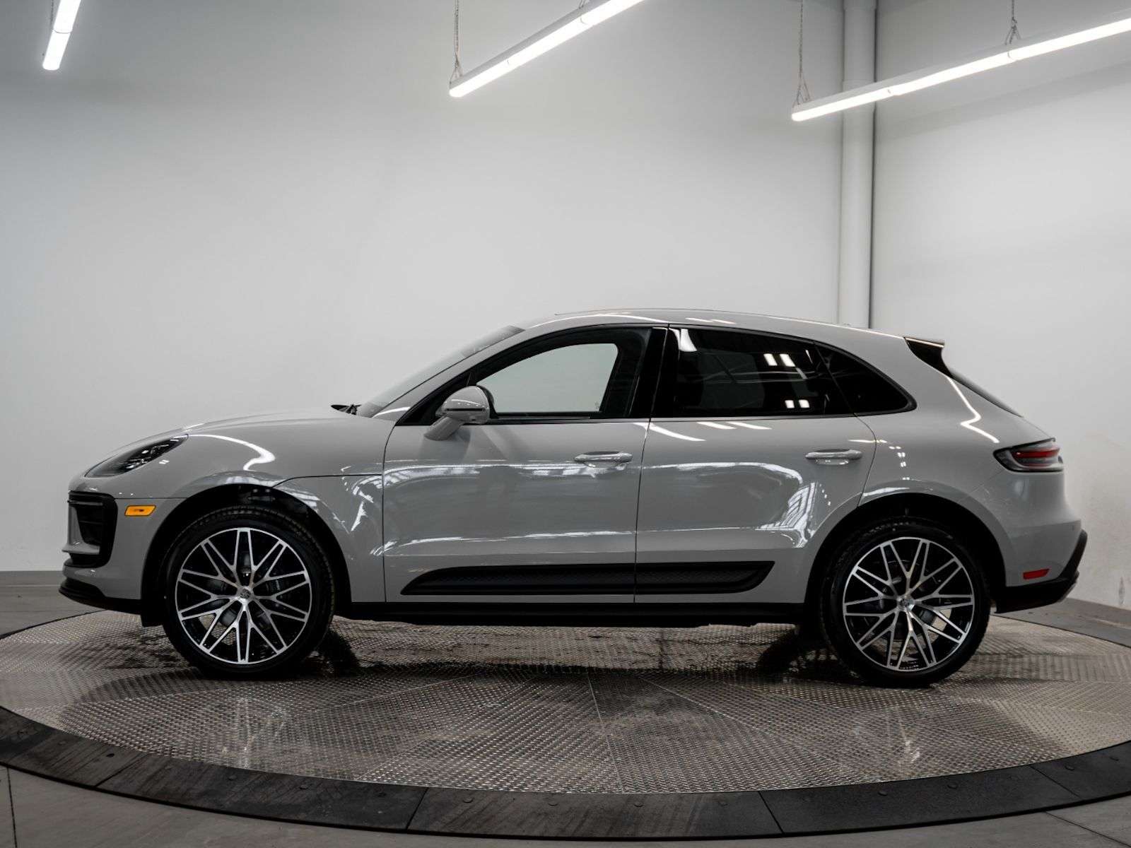 2026 Porsche Macan alt 2