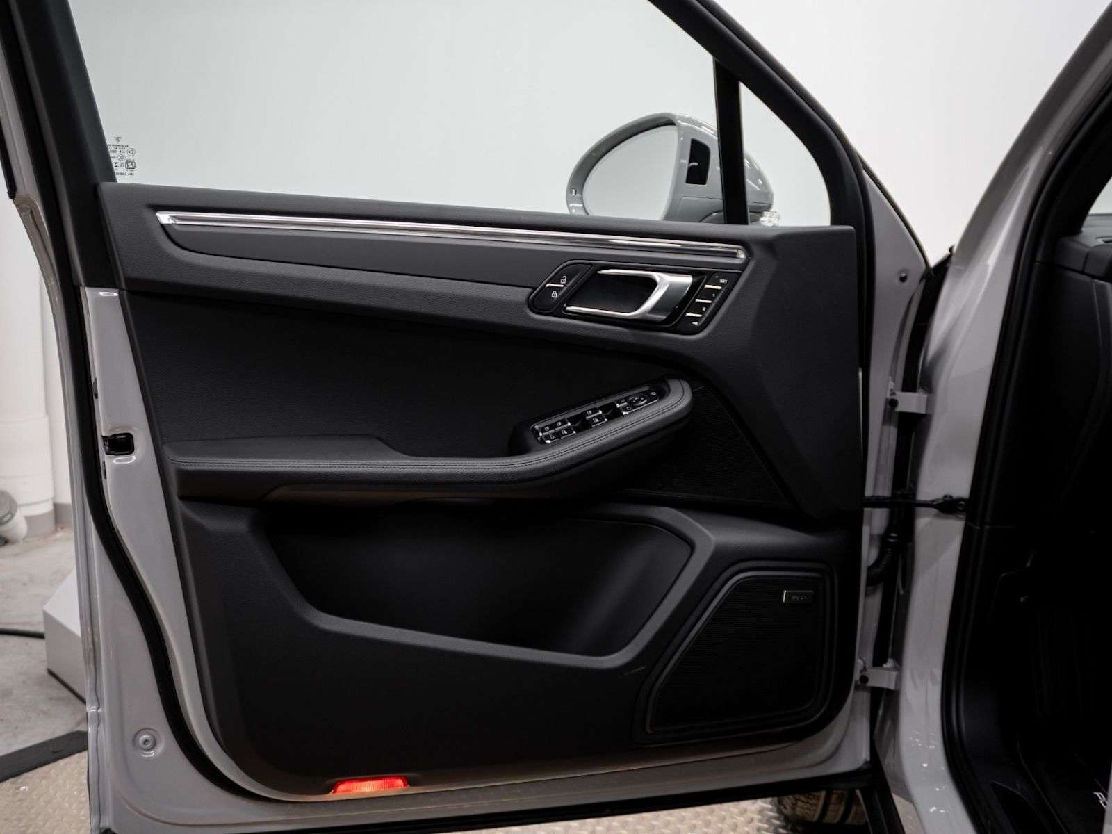 2026 Porsche Macan thumb 24