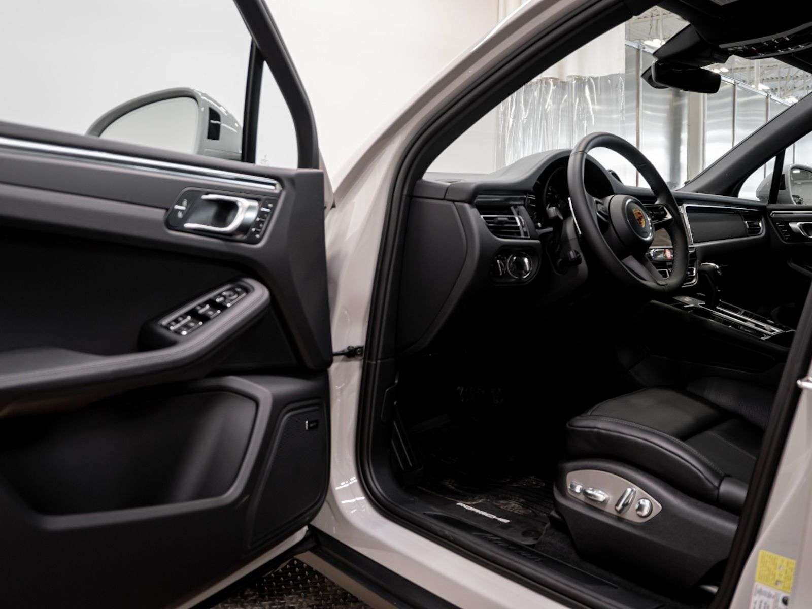 2026 Porsche Macan alt 4