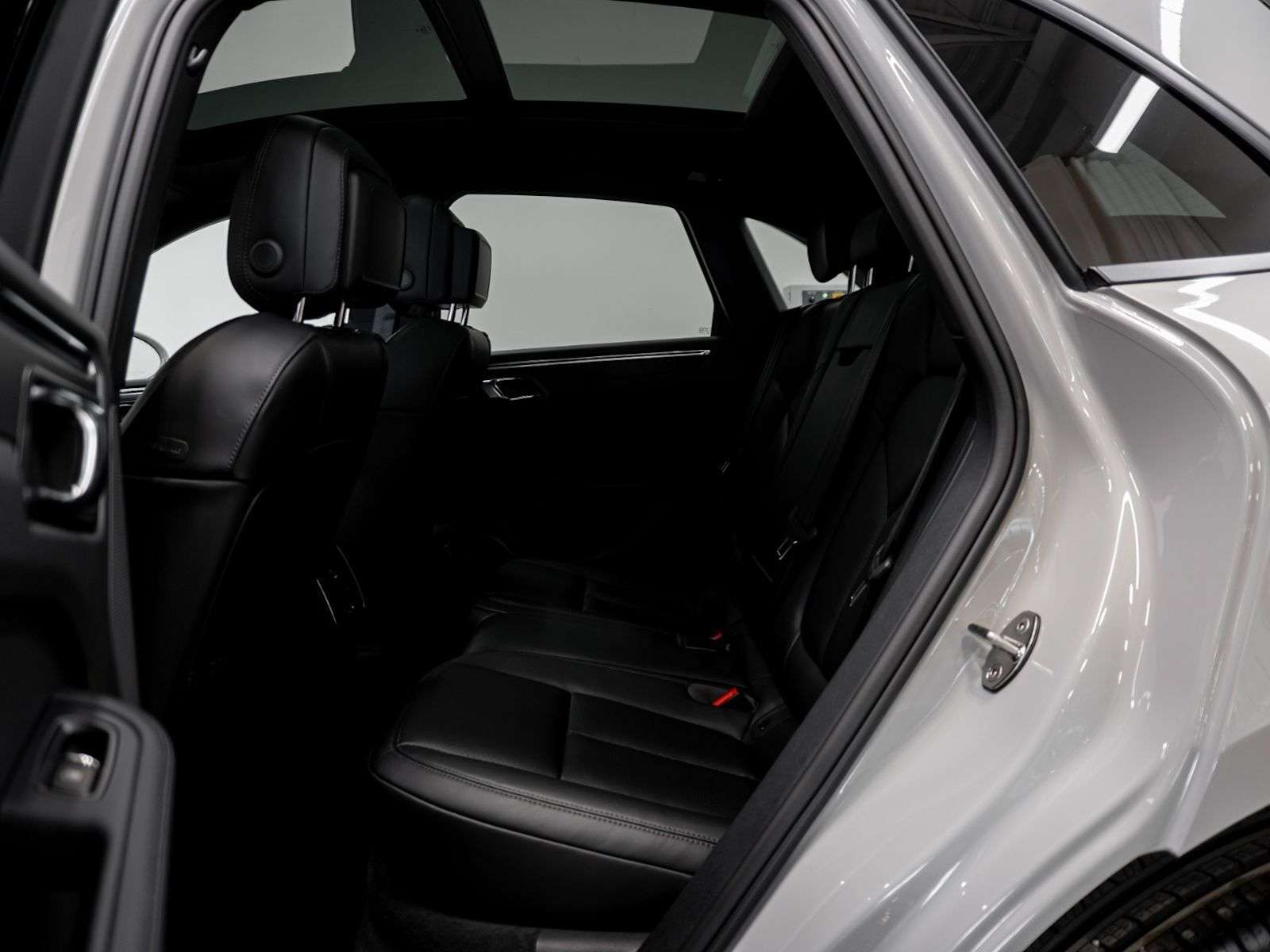 2026 Porsche Macan thumb 20
