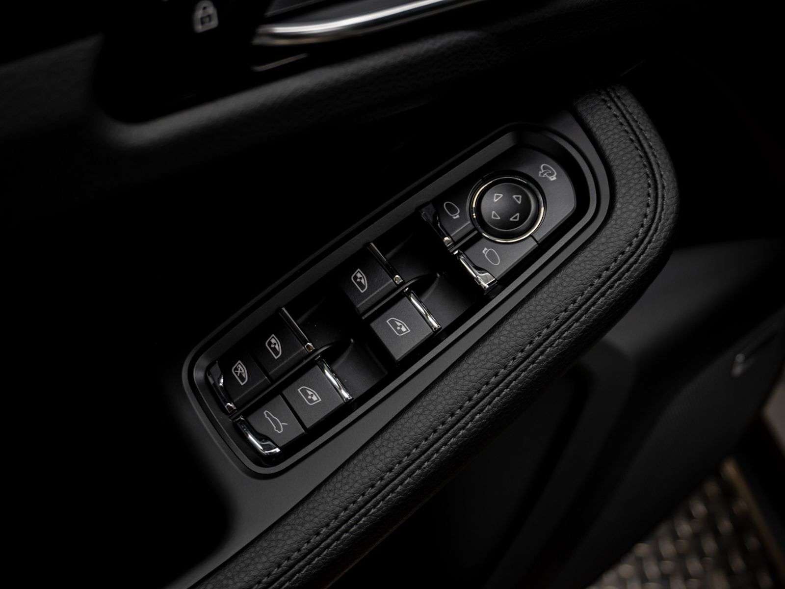 2026 Porsche Macan thumb 25