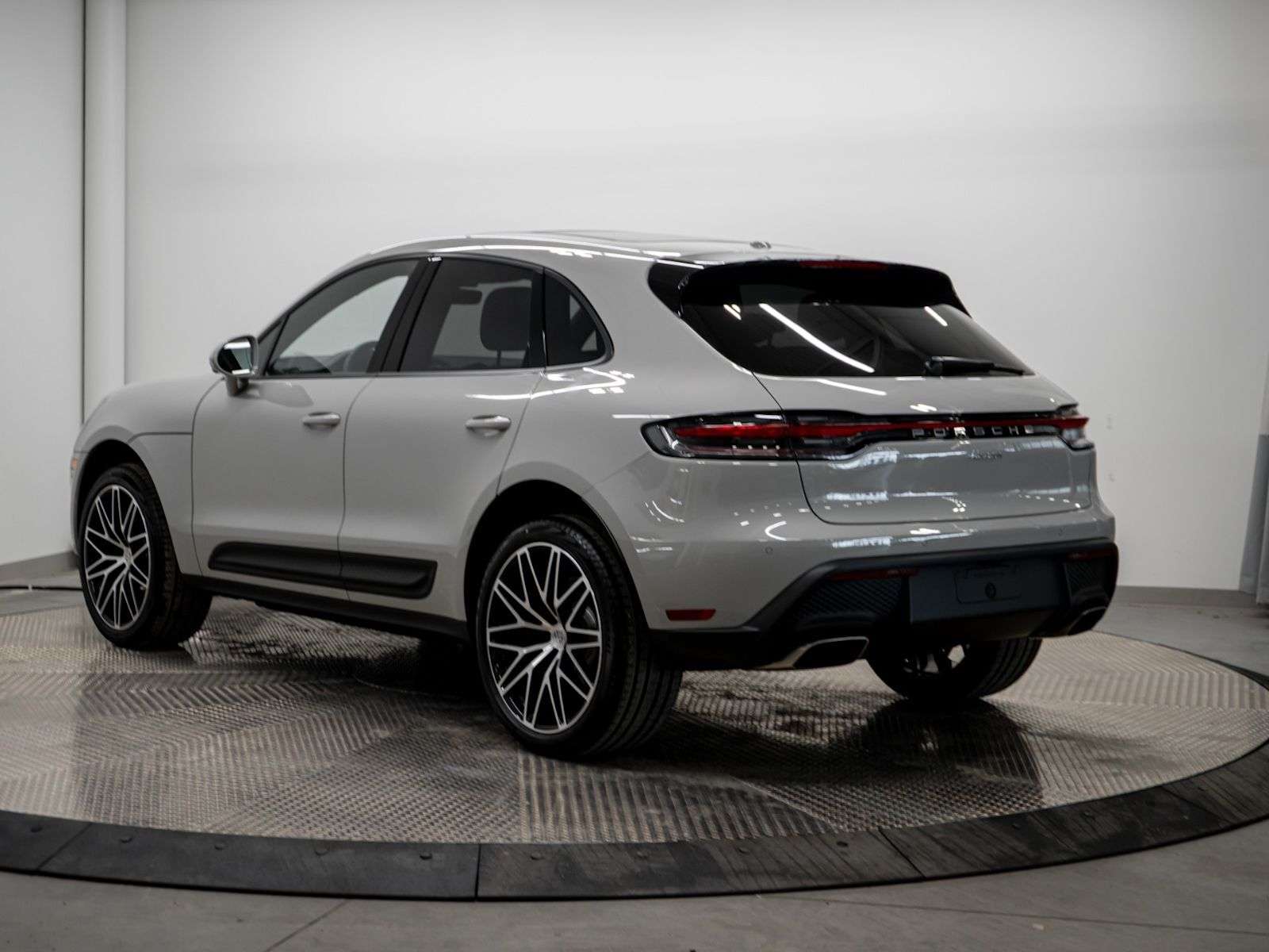 2026 Porsche Macan alt 3