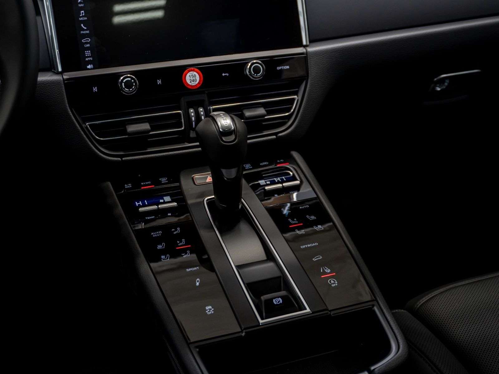 2026 Porsche Macan thumb 16