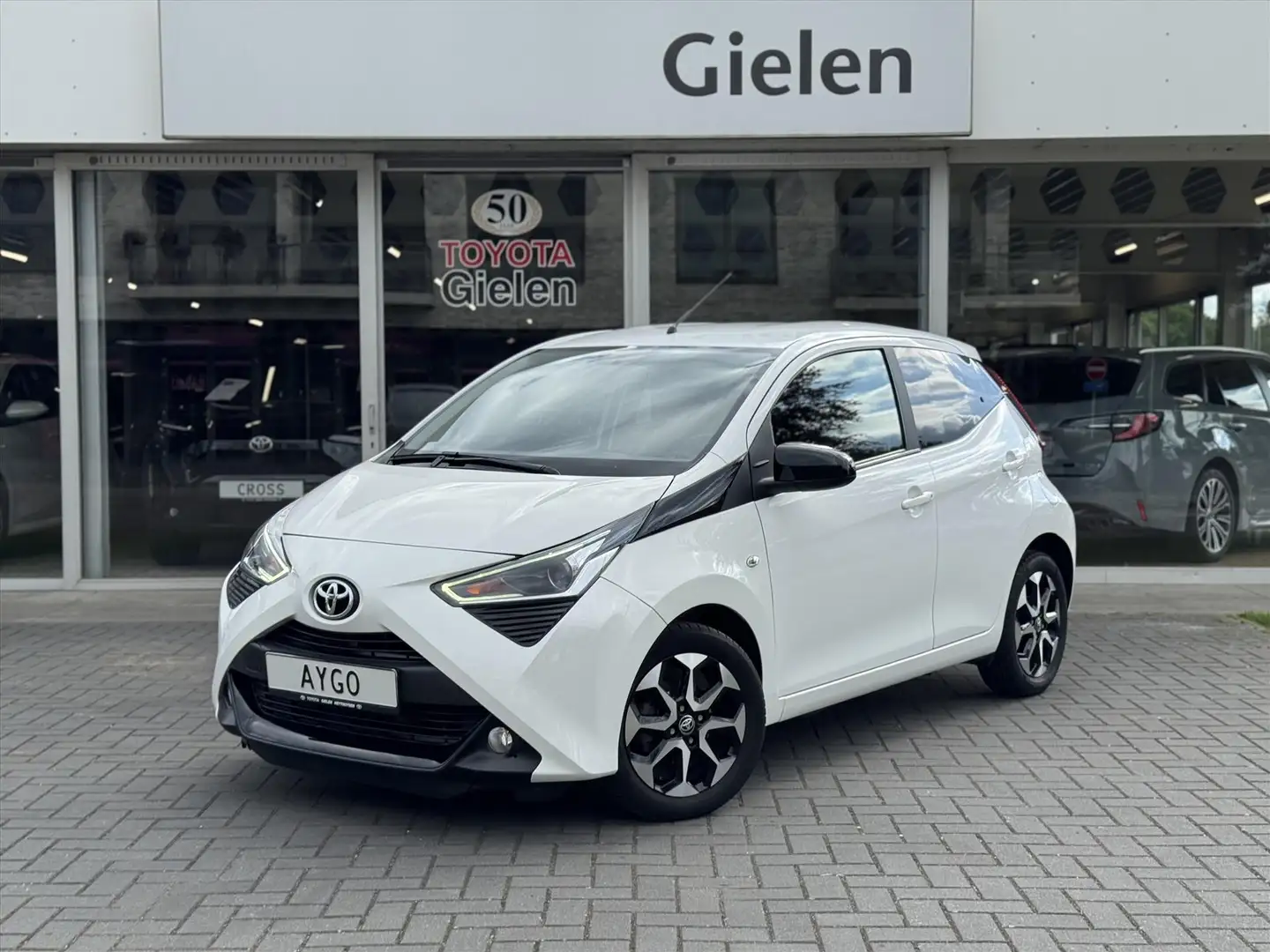 Toyota Aygo 1.0 VVT-i 72pk 5D x-joy | Camera, Stoelverwarming, Wit - 1