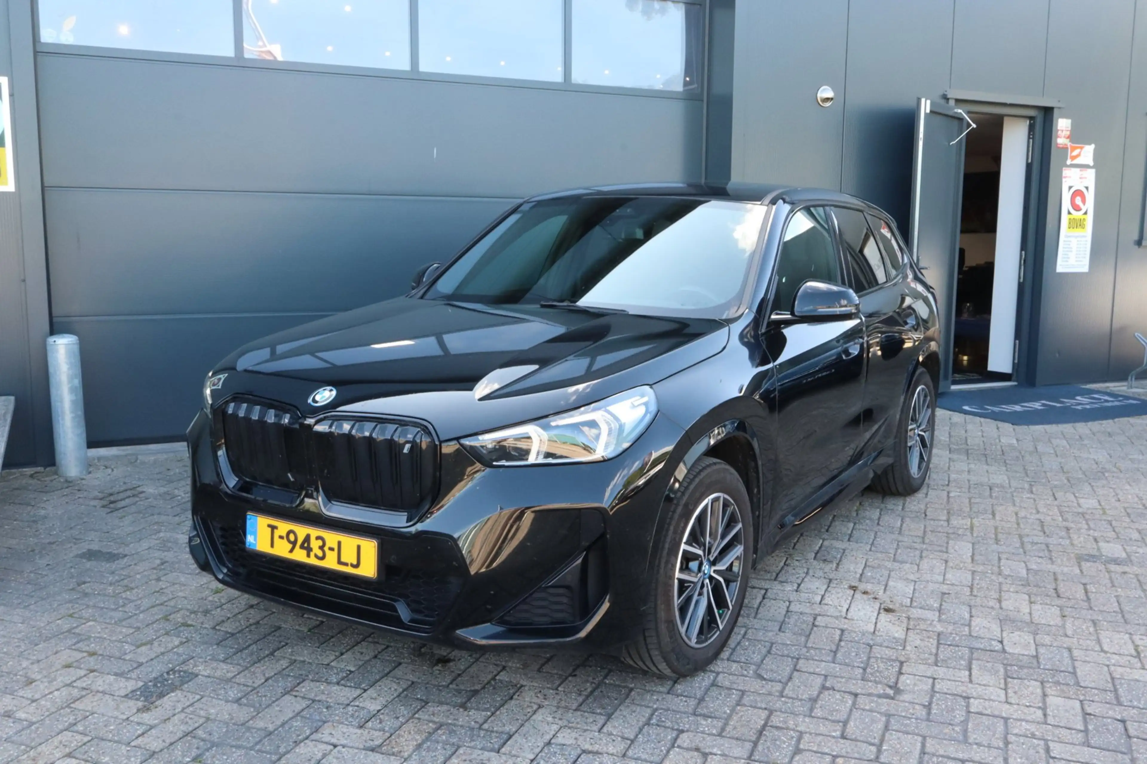 BMW iX1 XDrive30 Launch Edition 67 kWh — photo 12