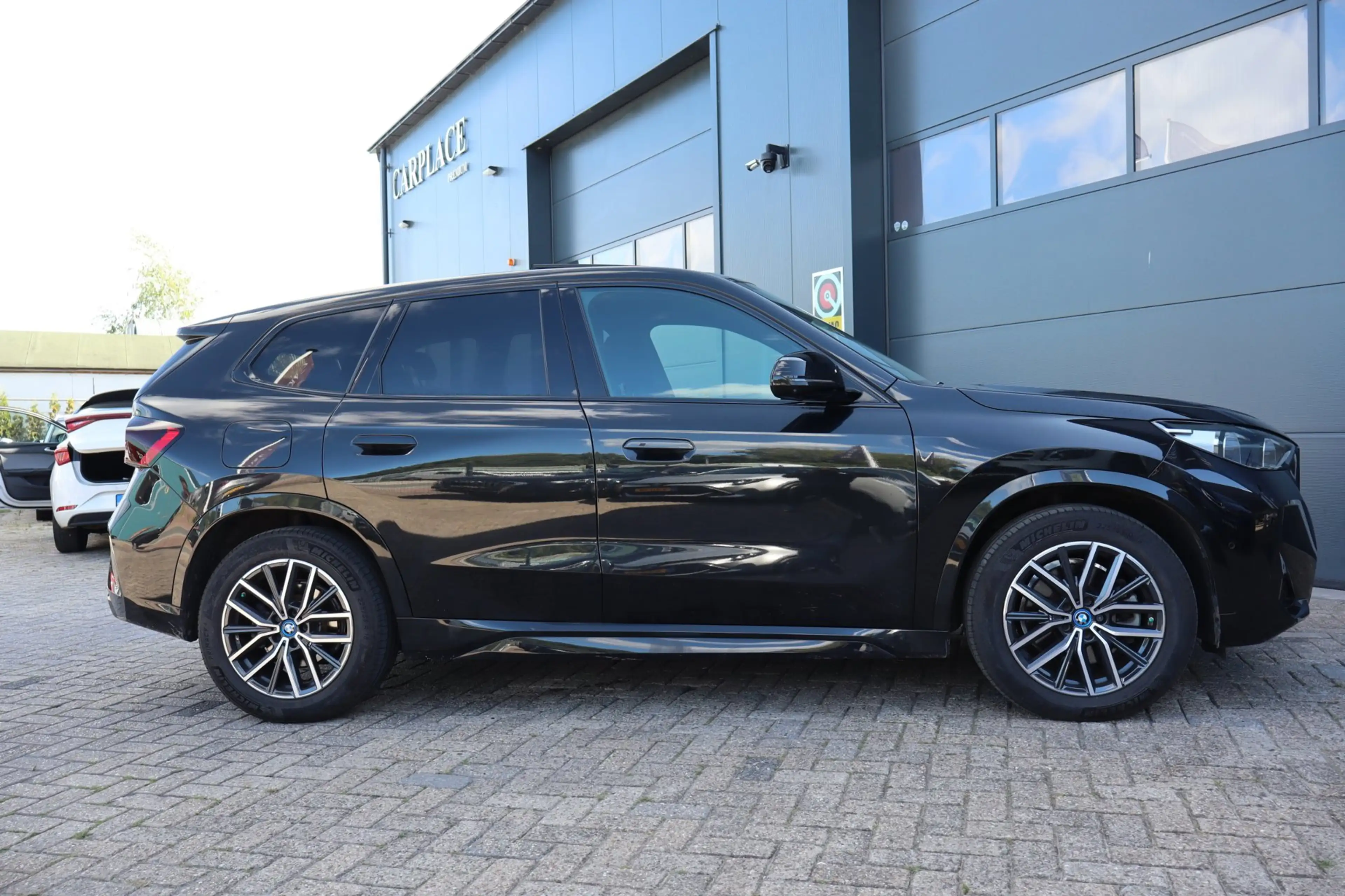 BMW iX1 XDrive30 Launch Edition 67 kWh — photo 14