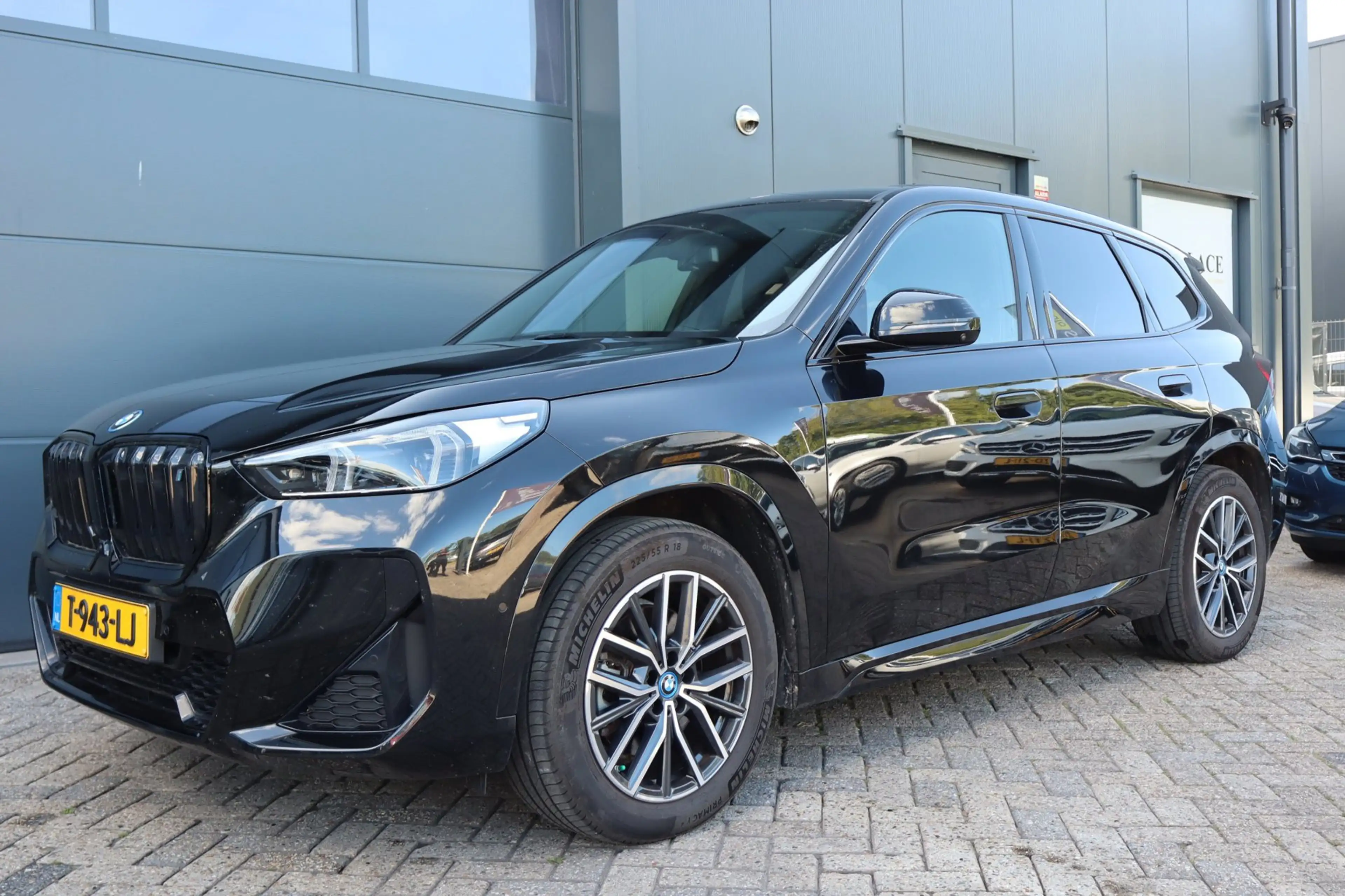 BMW iX1 XDrive30 Launch Edition 67 kWh — photo 5