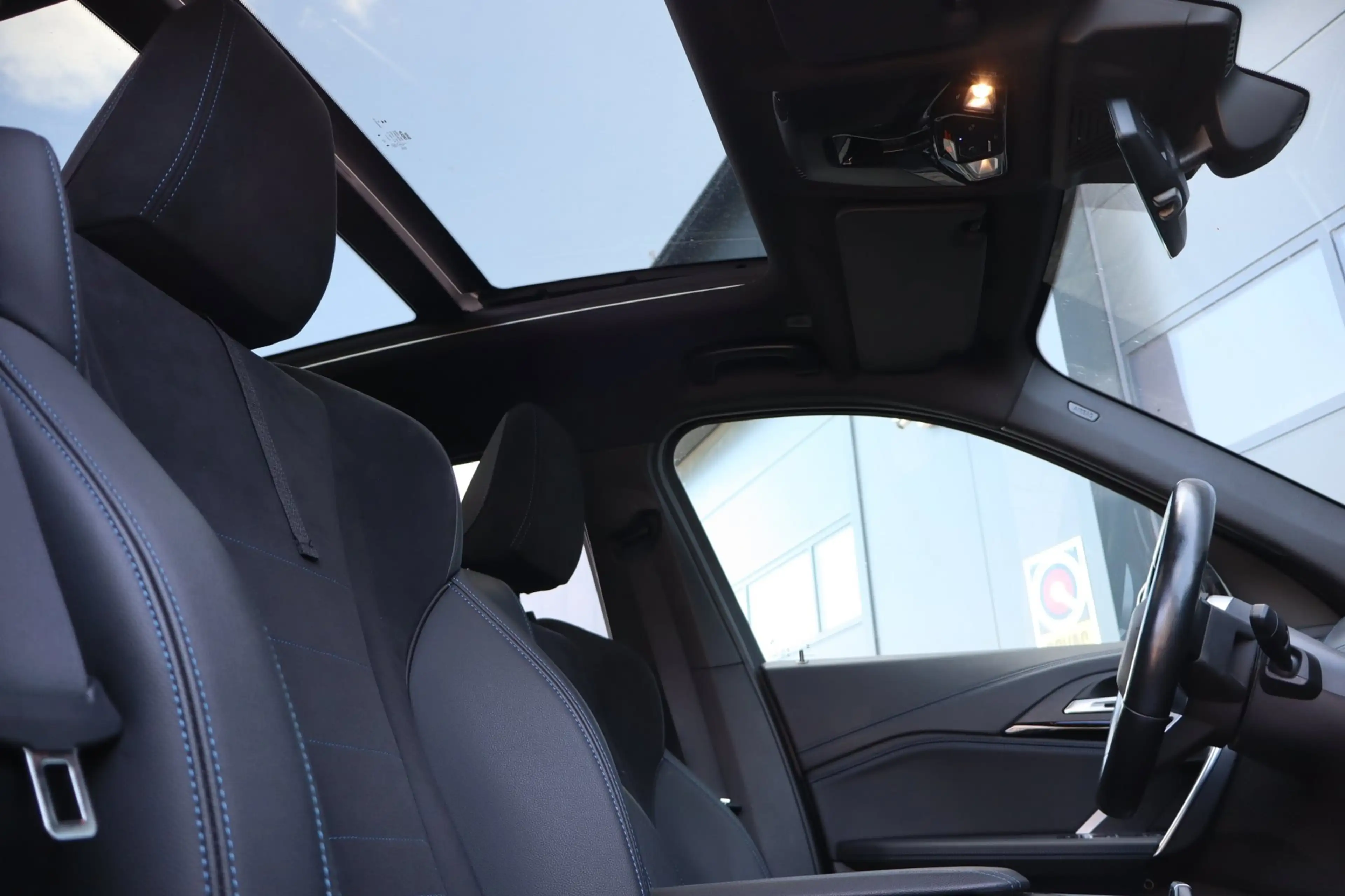 BMW iX1 XDrive30 Launch Edition 67 kWh — photo 2