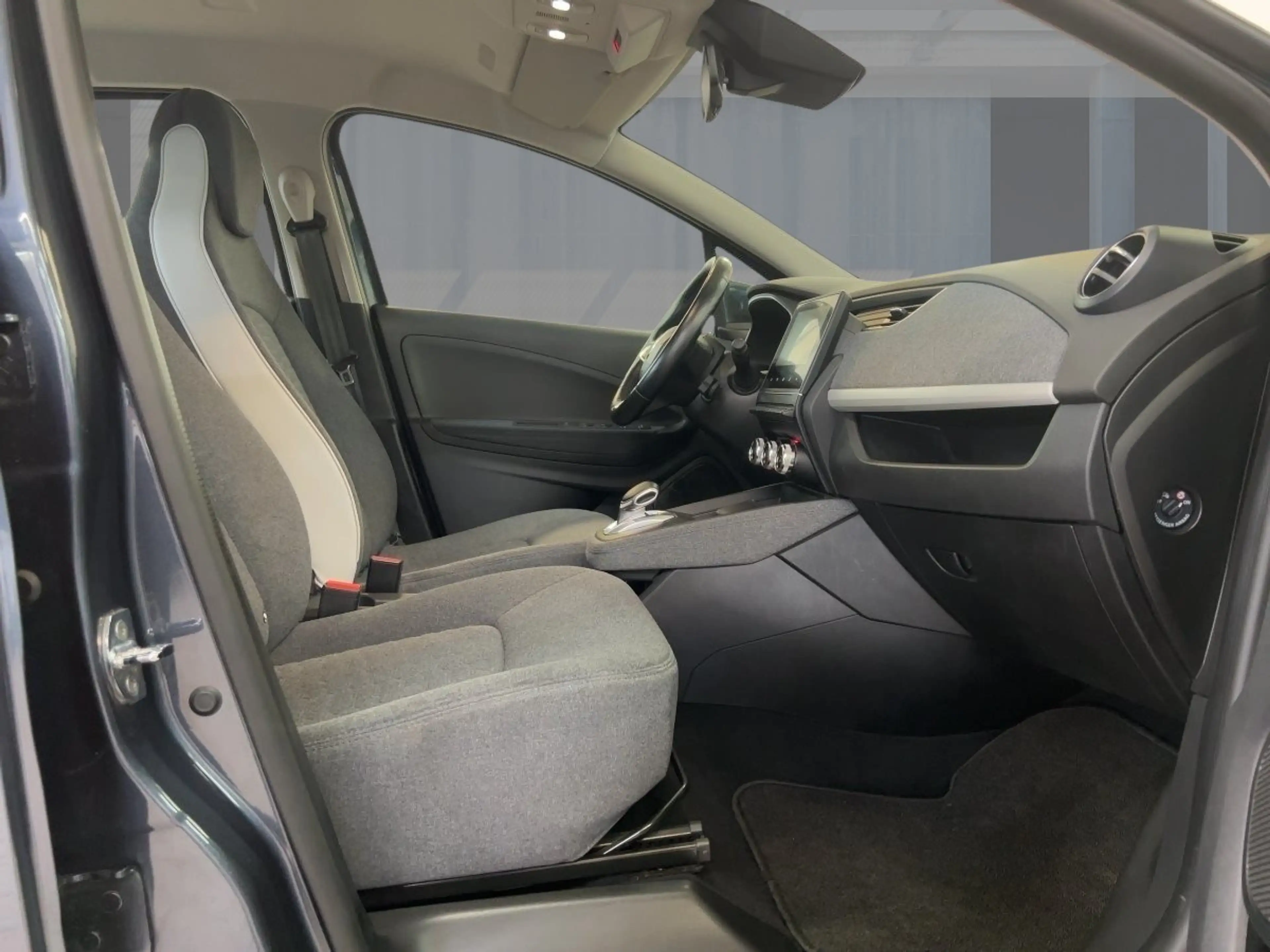 Renault ZOE R135 Z.E. 50 Experience CCS — photo 8