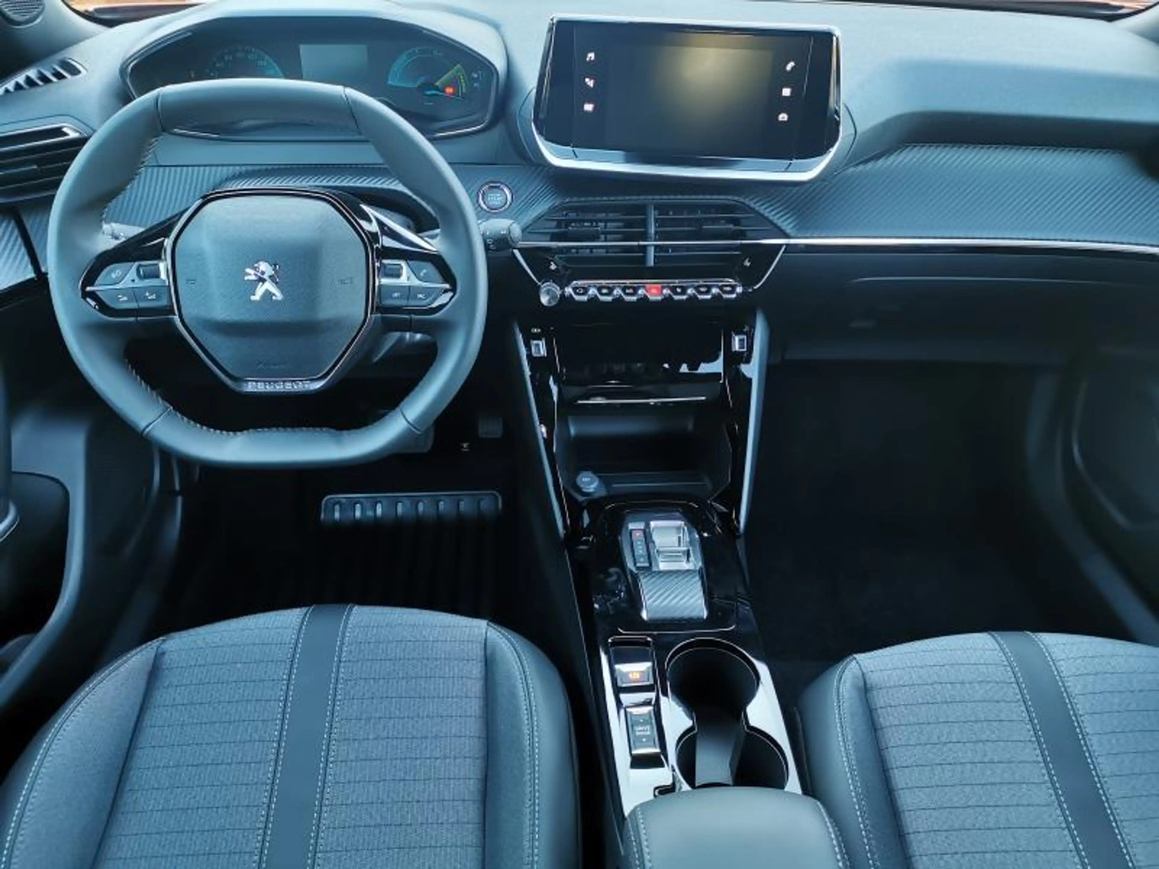 Peugeot e-2008 Allure — photo 7