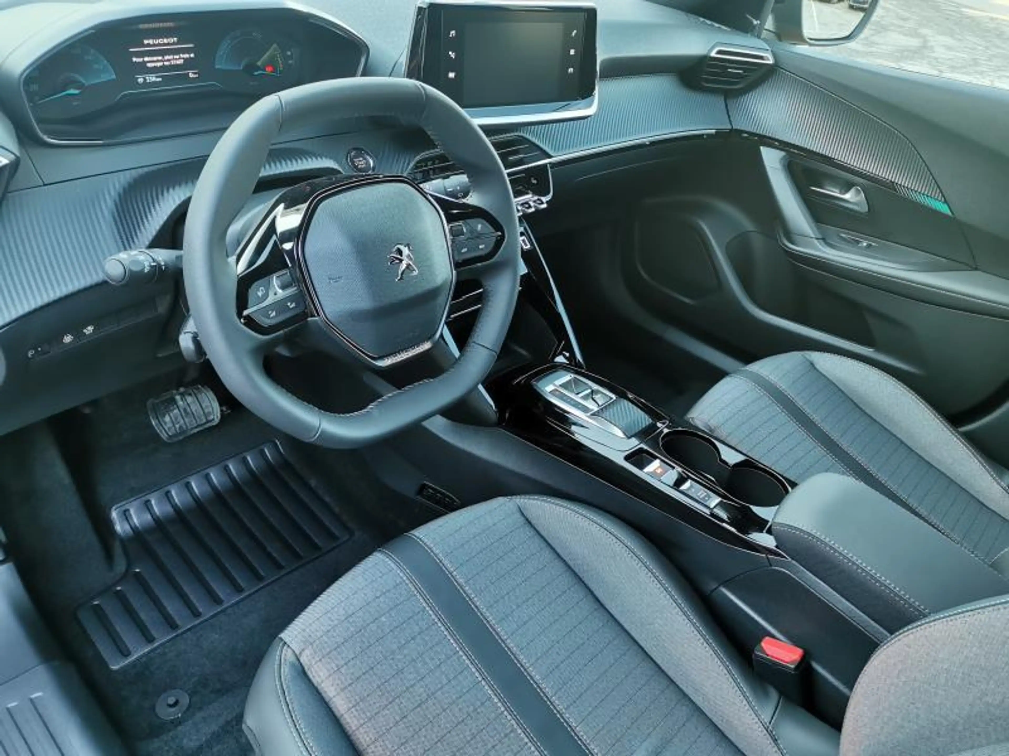 Peugeot e-2008 Allure — photo 6