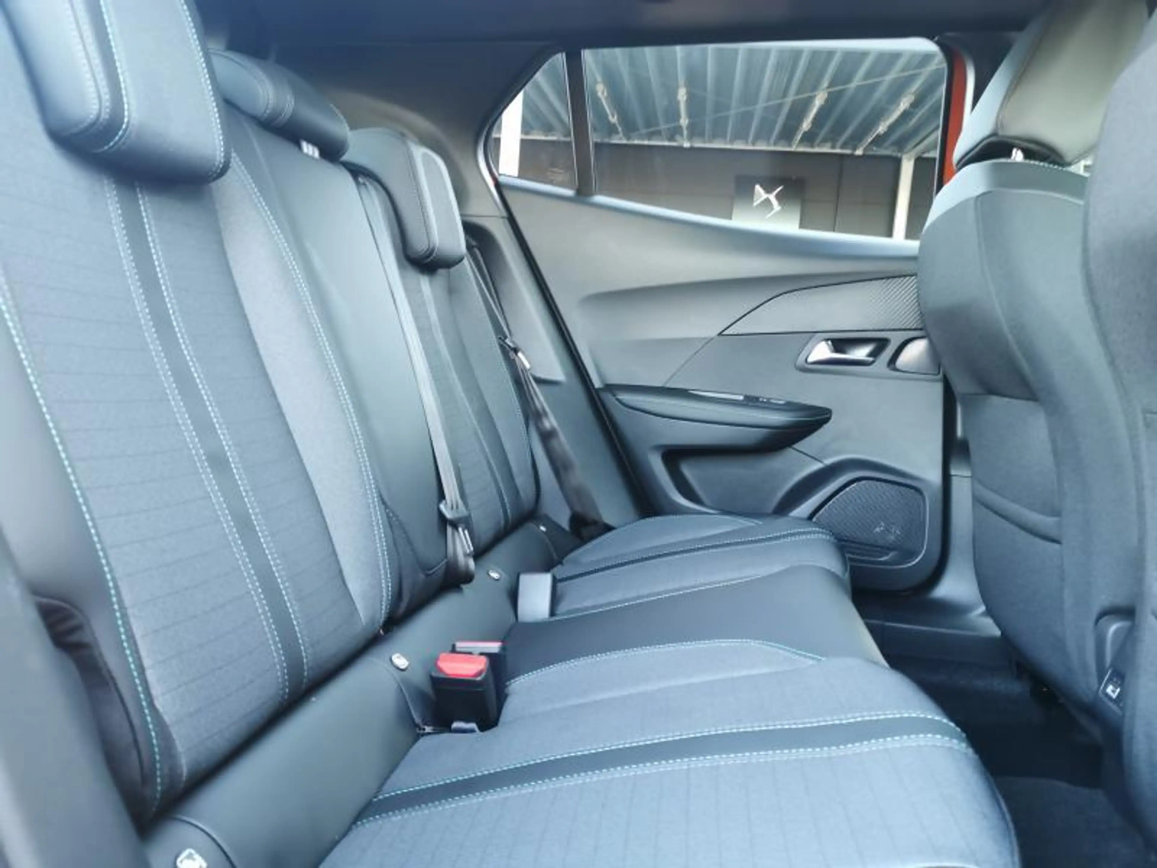 Peugeot e-2008 Allure — photo 9
