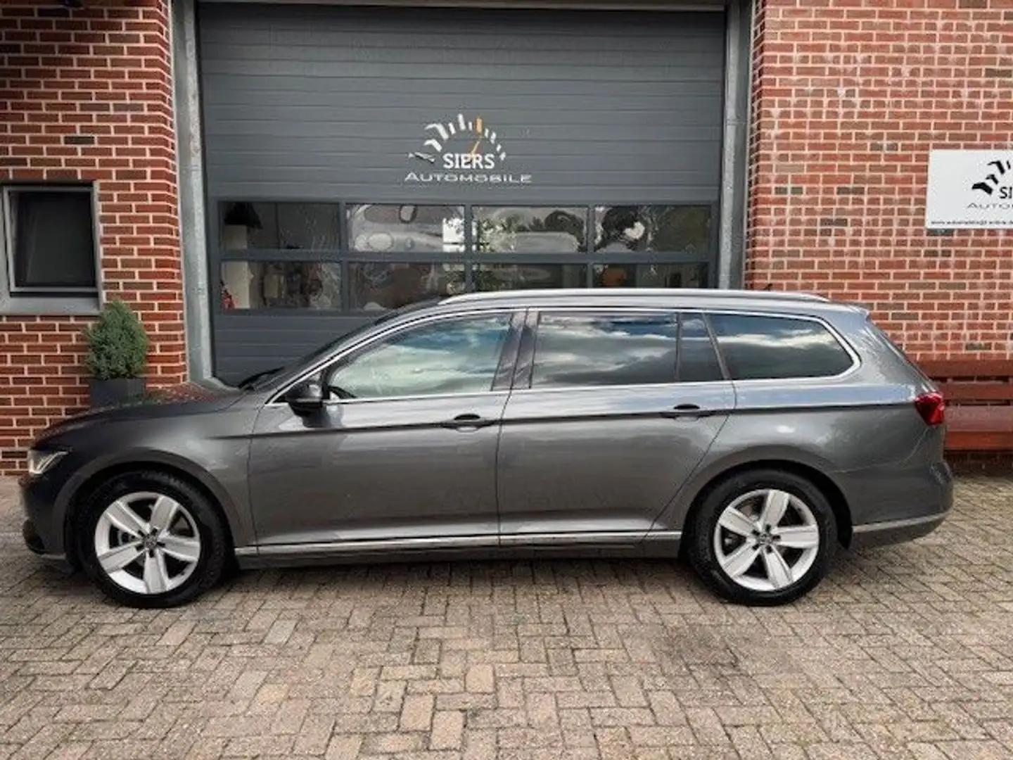 Volkswagen Passat Variant PASSAT 1.6TDI AUT,HIGHLINE,AHK,DAB,PANO,LED Grau - 2