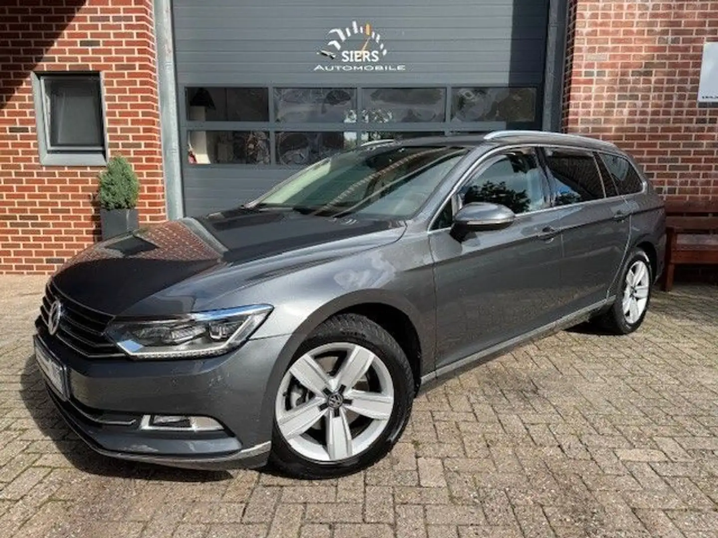 Volkswagen Passat Variant PASSAT 1.6TDI AUT,HIGHLINE,AHK,DAB,PANO,LED Grau - 1