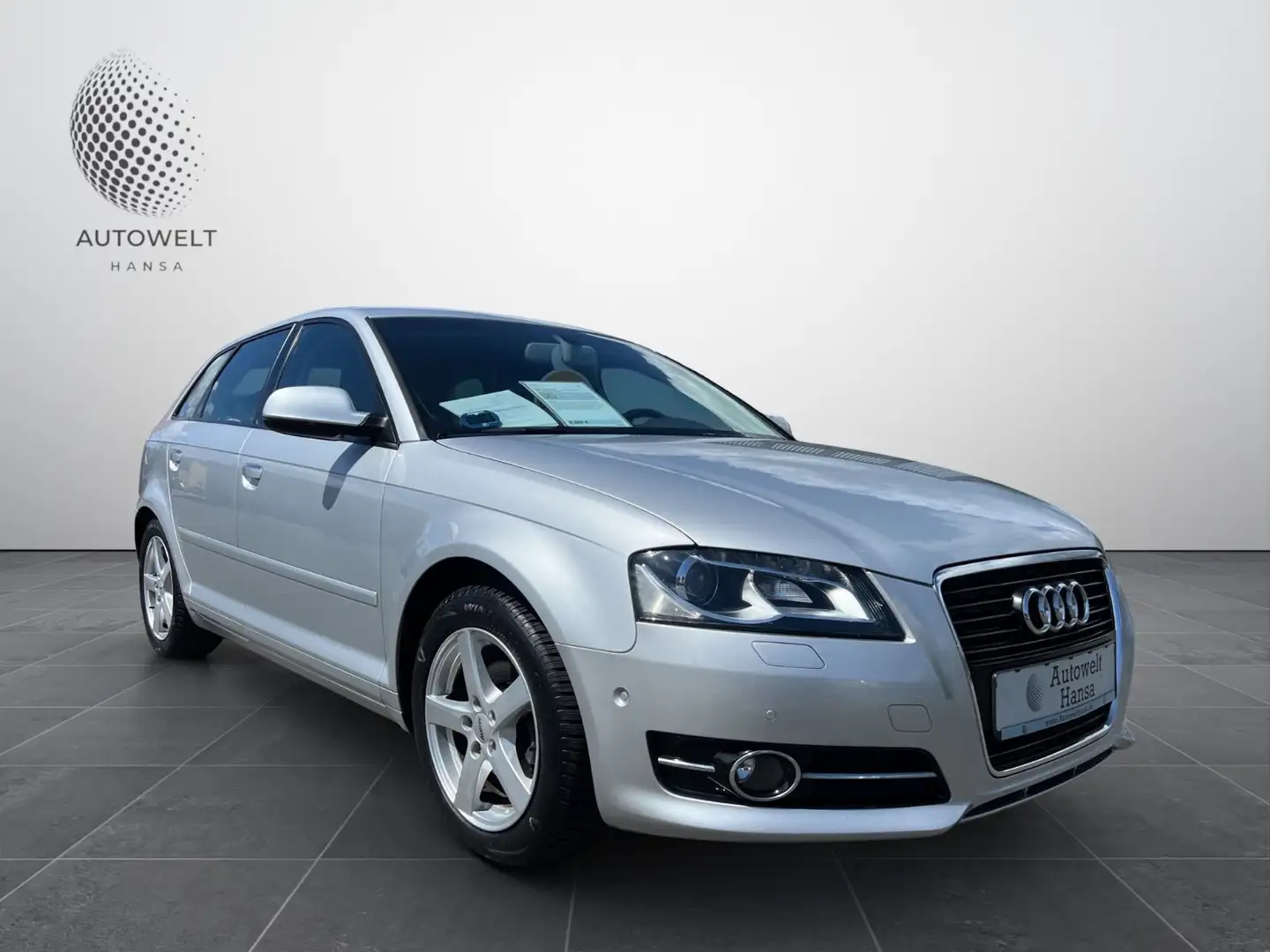 Audi A3 Sportback 1.2 TFSI Attraction/AUTOMATIK/XENON Plateado - 2