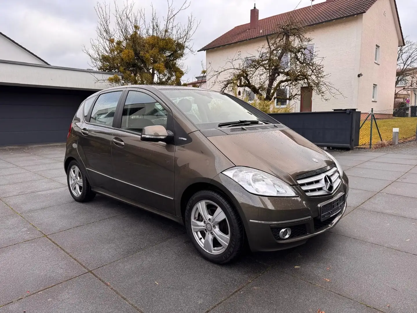 Mercedes-Benz A 180 **KLIMA/TEILLEDER/AHK/TÜV 12-2027** Braun - 2