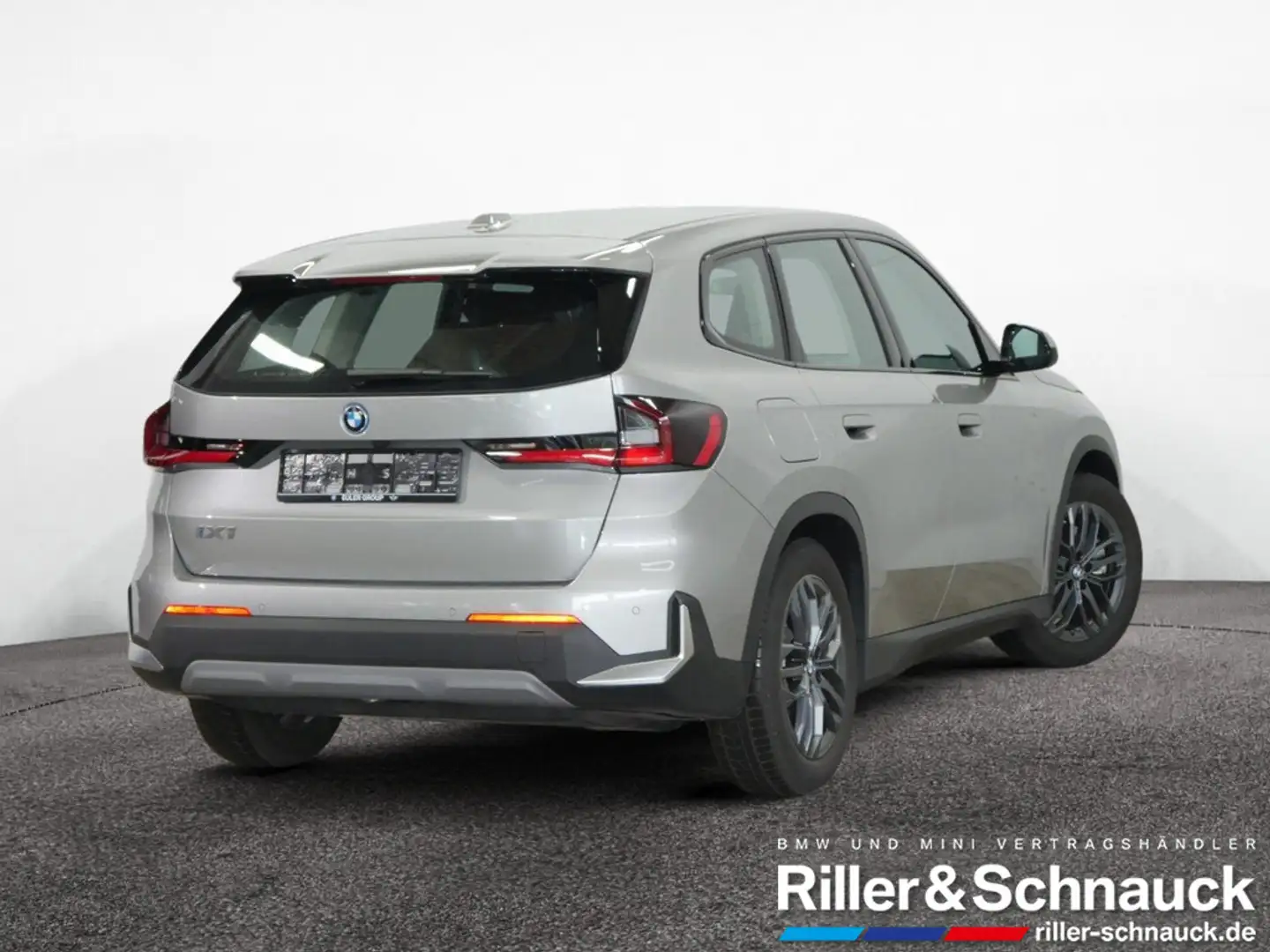 BMW iX1 xDrive30 AHK+HUD+360°KAM+LED Silber - 2